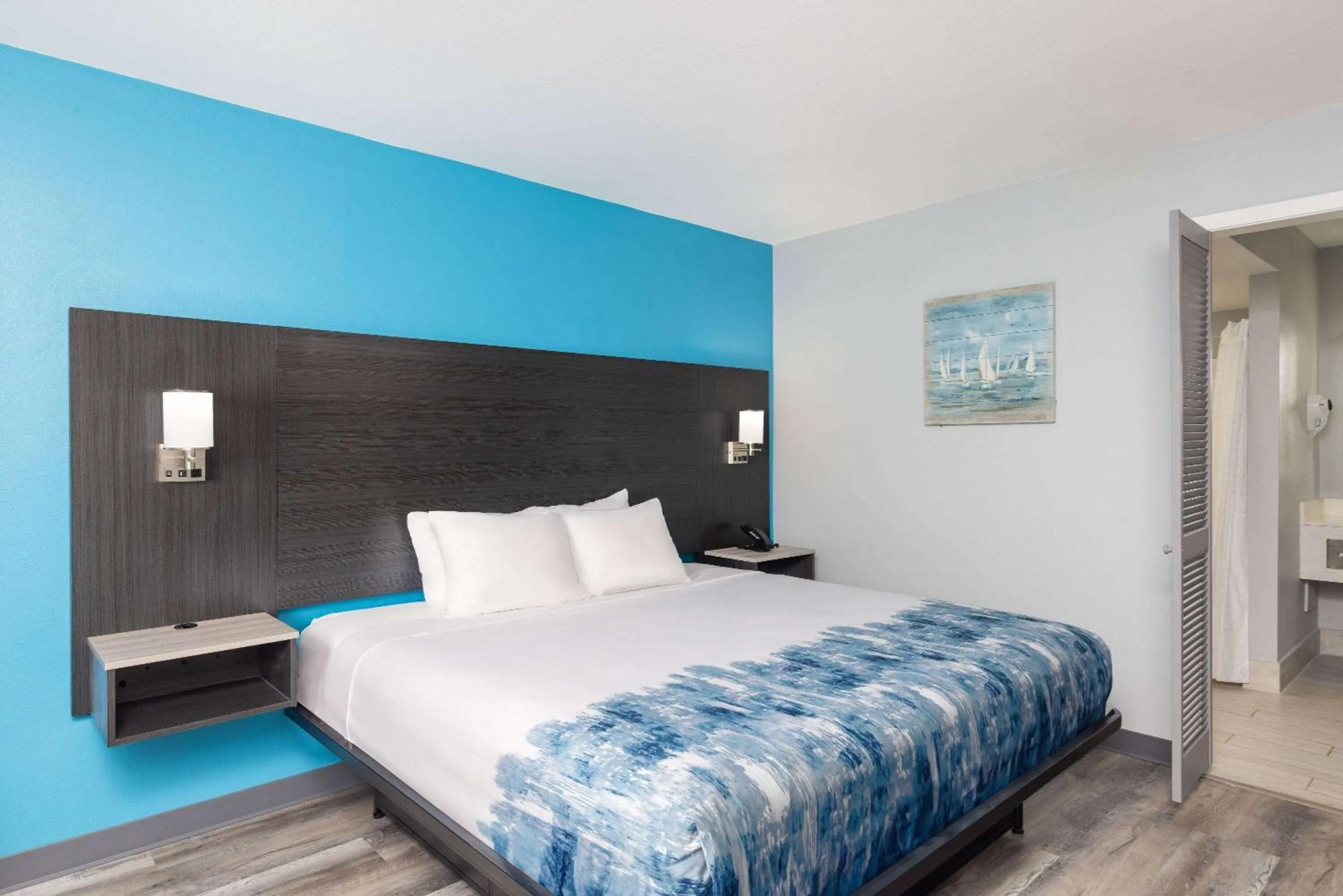 Bath, Bed in Baymont by Wyndham Branson Thousand Hills