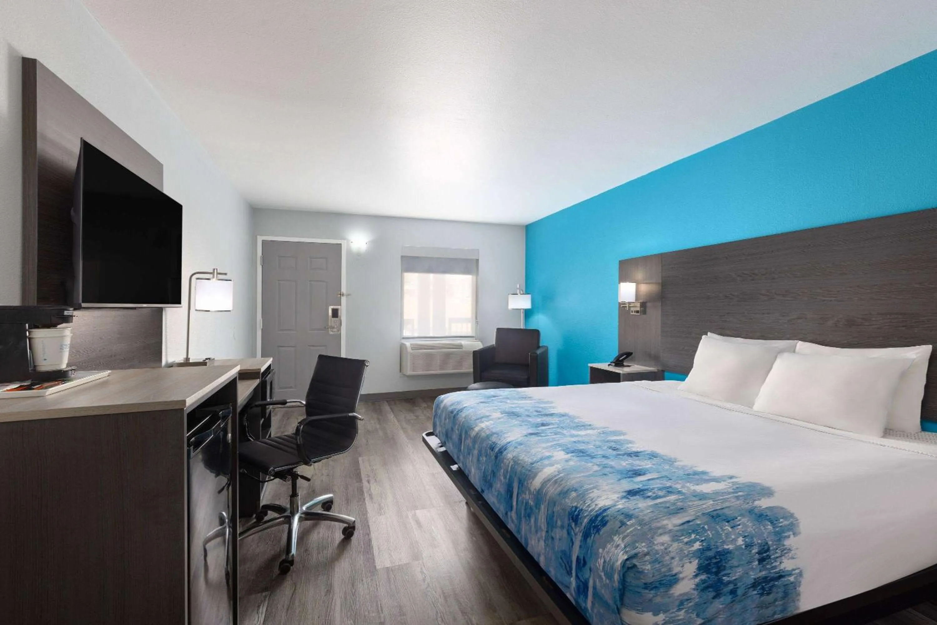 Photo of the whole room, Bed in Baymont by Wyndham Branson Thousand Hills