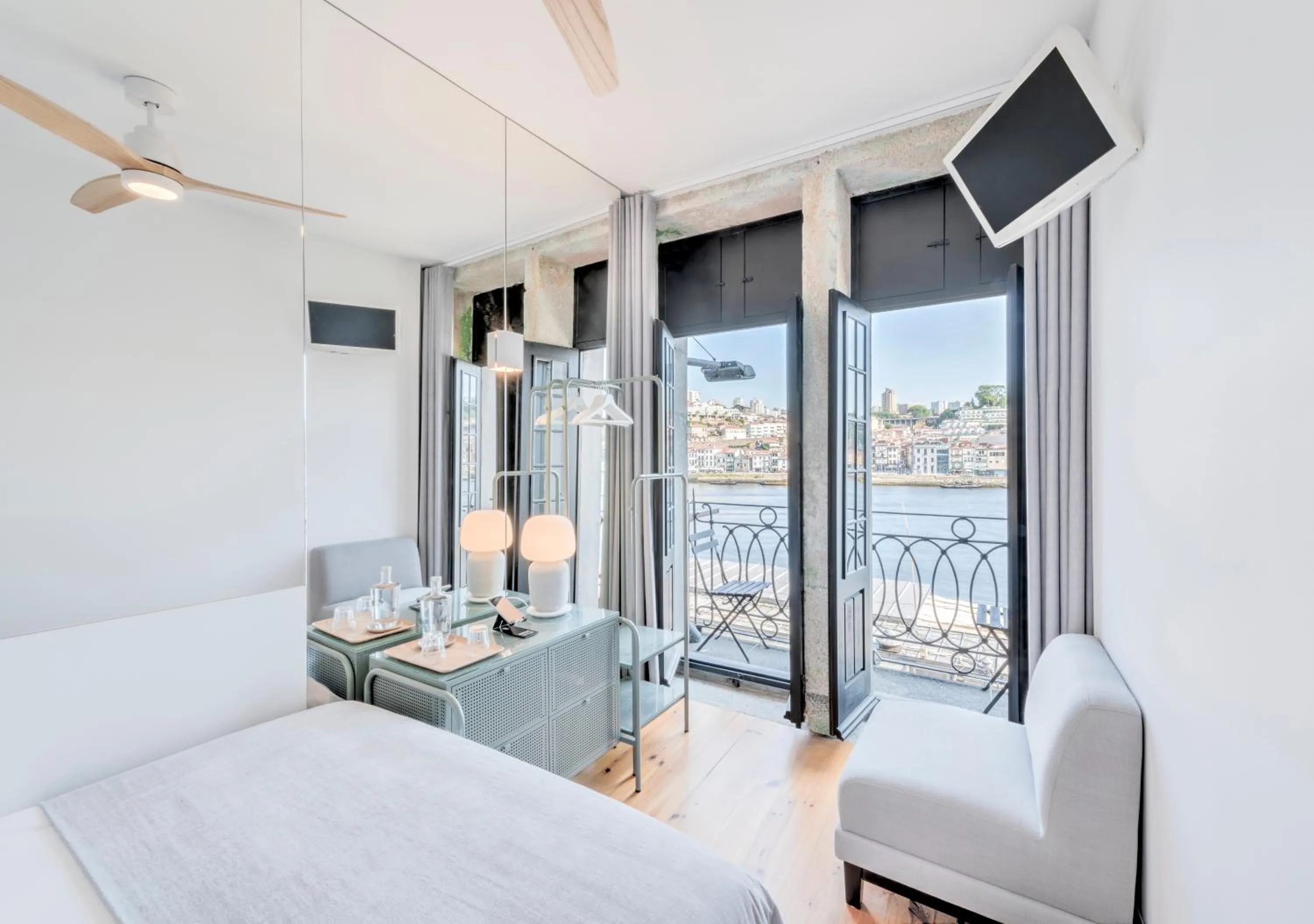 Photo of the whole room, Bed in Oporto Street Fonte Taurina - Riverfront Suites