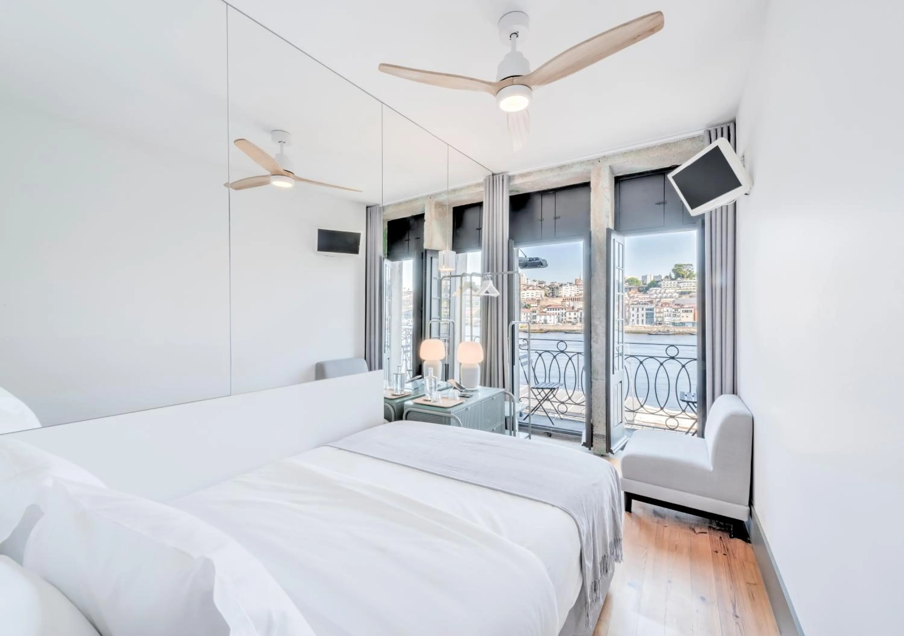 Bedroom, Bed in Oporto Street Fonte Taurina - Riverfront Suites