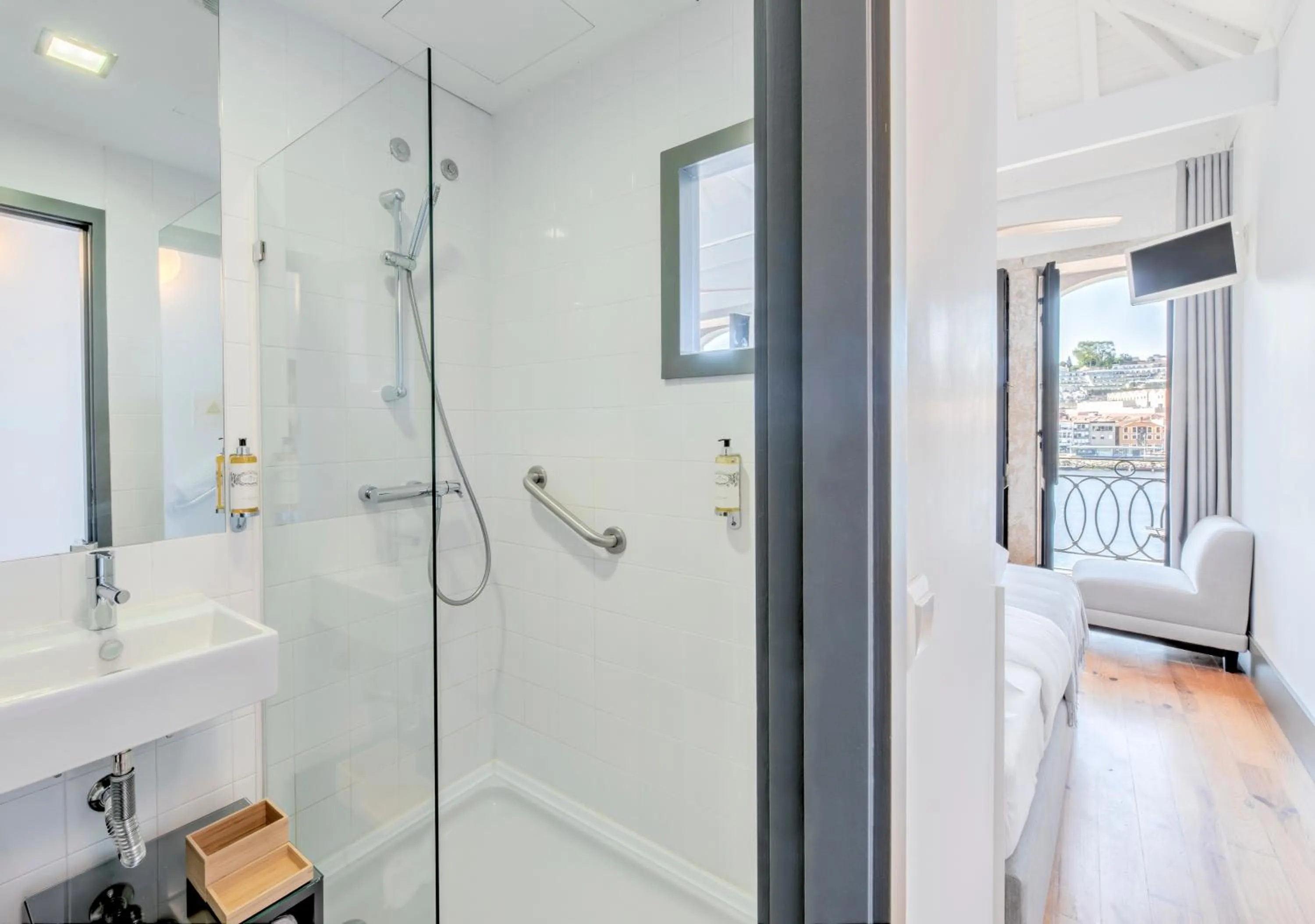 Bathroom in Oporto Street Fonte Taurina - Riverfront Suites