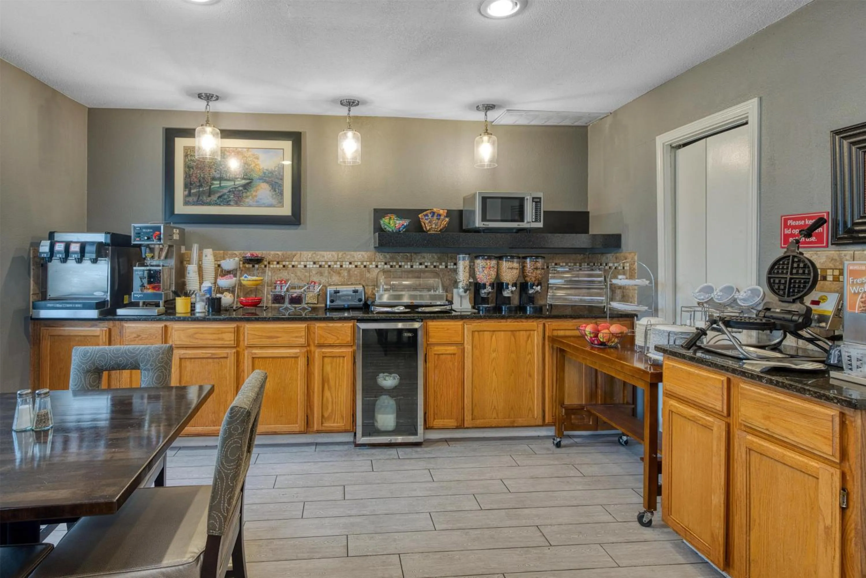 Breakfast in SureStay by Best Western Kansas City Country Inn North