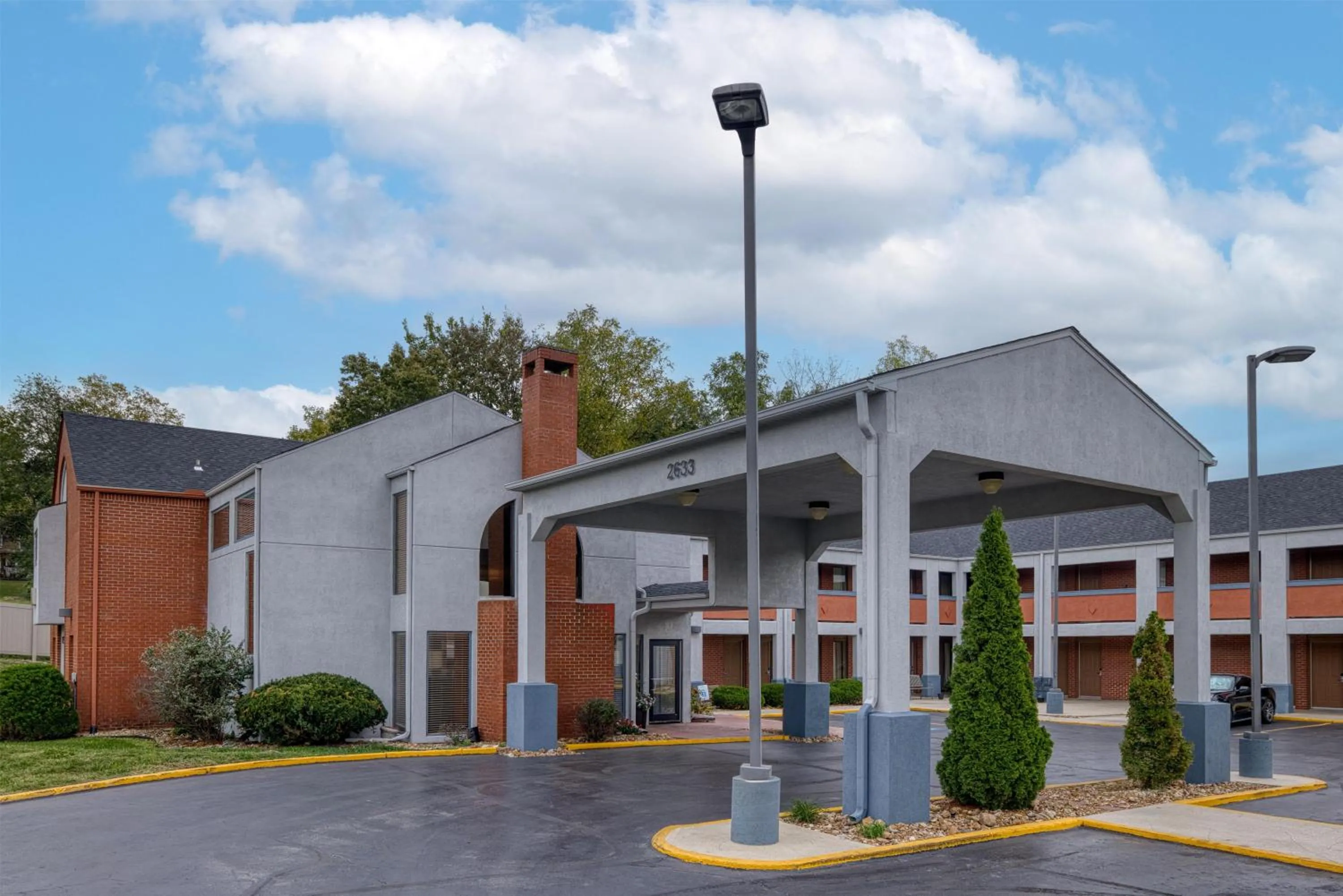 Property building in SureStay by Best Western Kansas City Country Inn North