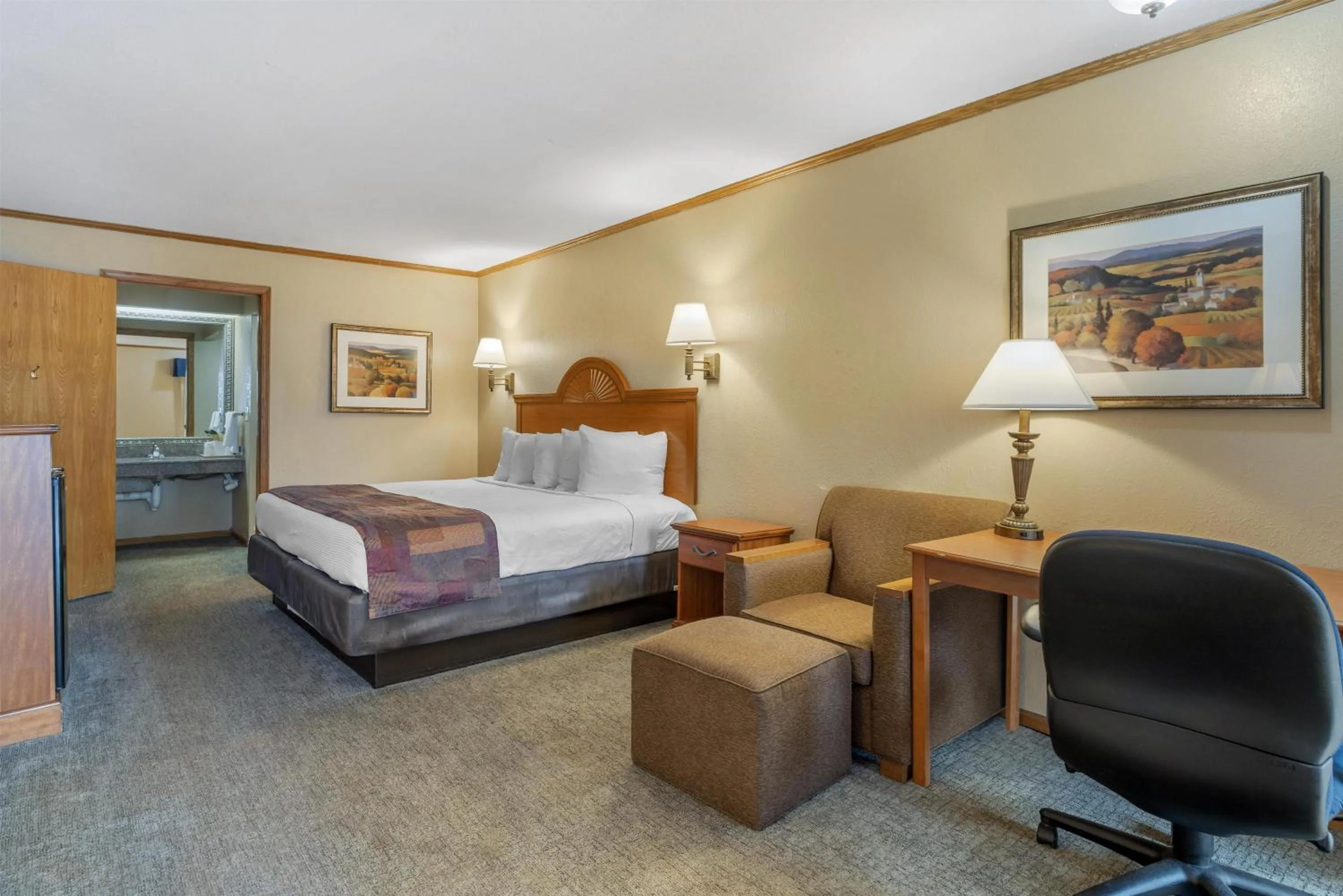 Bedroom, Bed in SureStay by Best Western Kansas City Country Inn North
