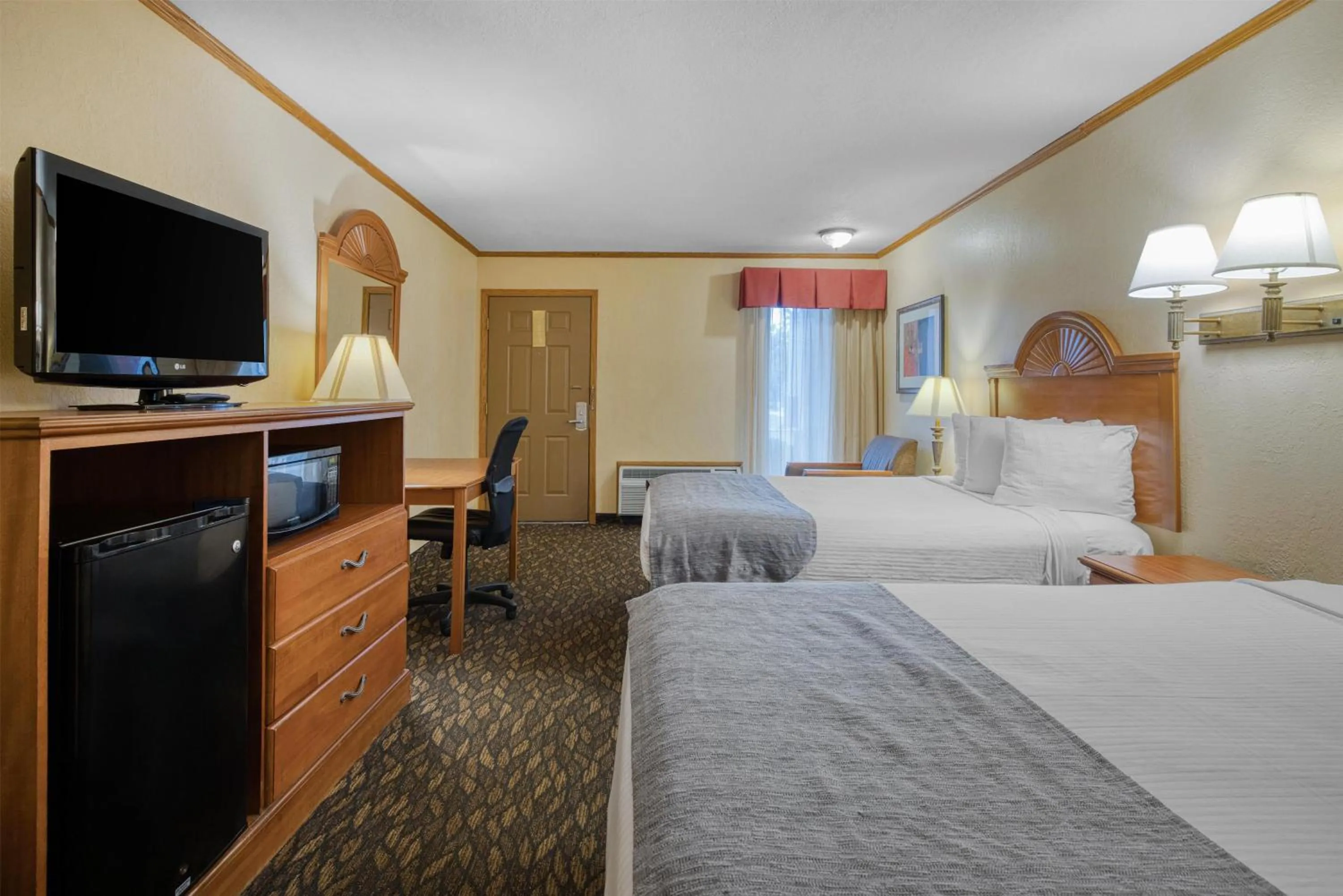Bedroom, Bed in SureStay by Best Western Kansas City Country Inn North
