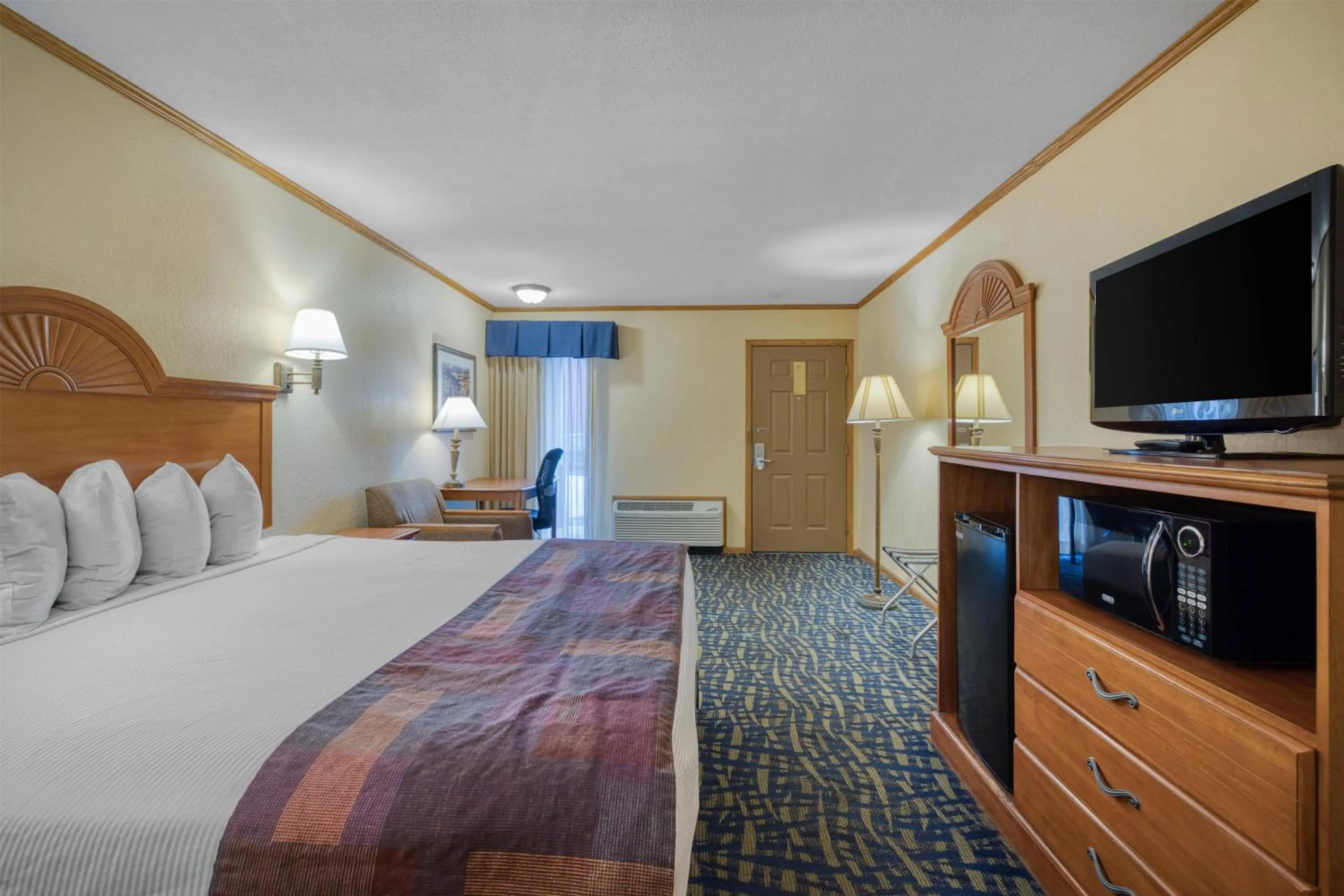 Bedroom, Bed in SureStay by Best Western Kansas City Country Inn North