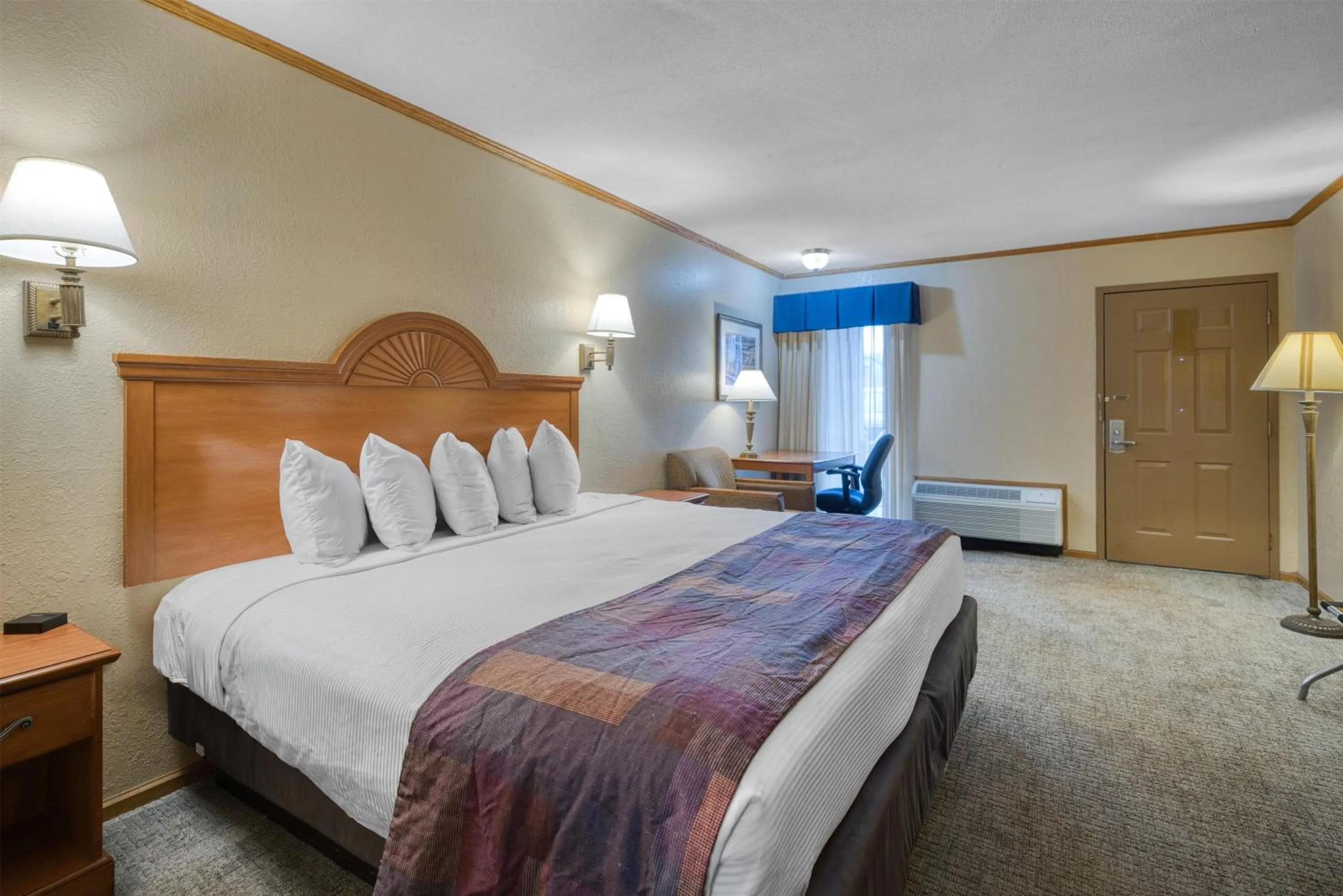 Bedroom, Bed in SureStay by Best Western Kansas City Country Inn North