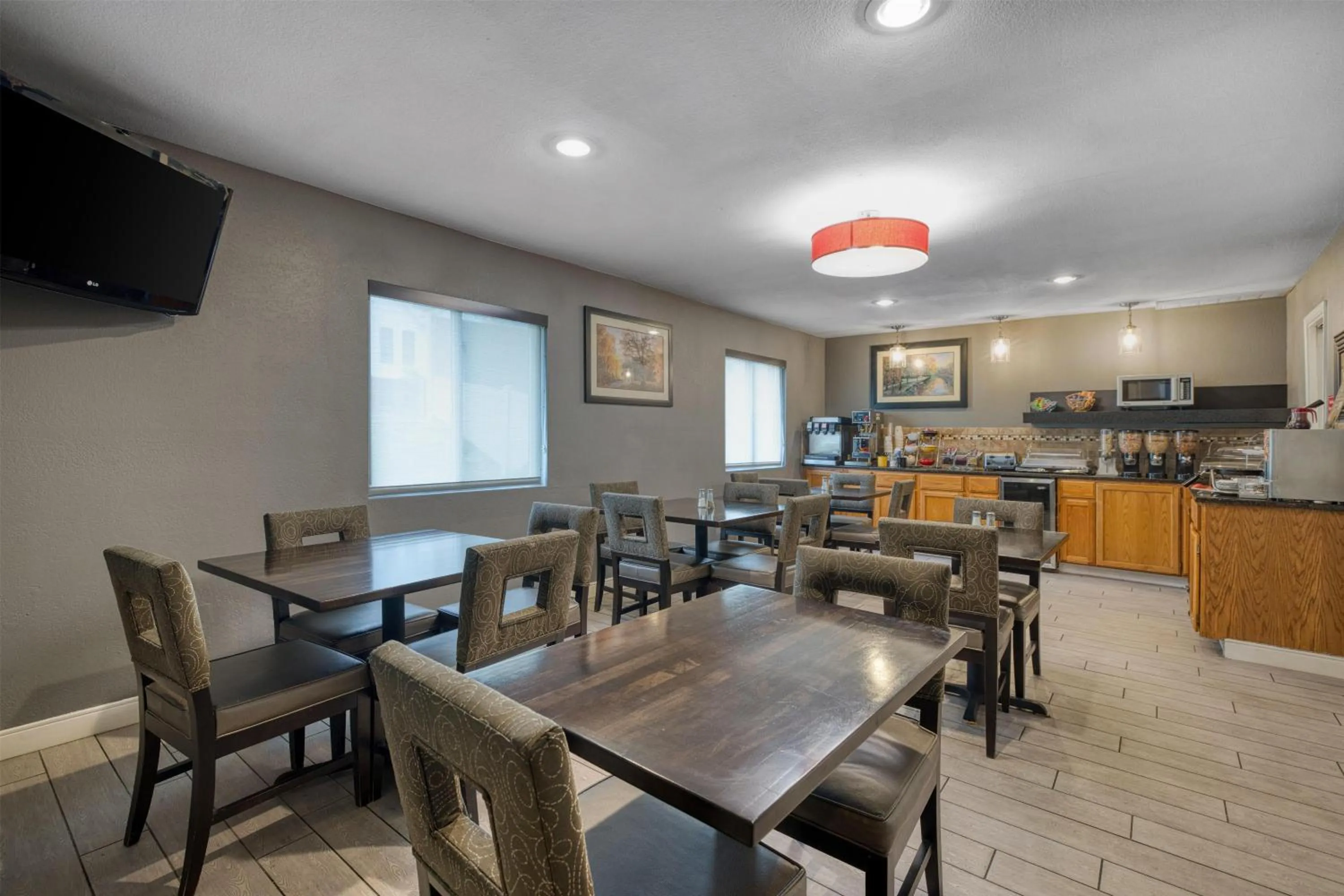 Breakfast in SureStay by Best Western Kansas City Country Inn North