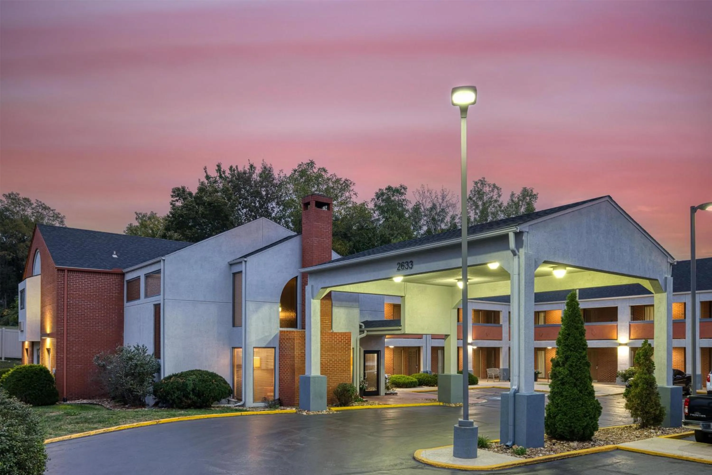Property building in SureStay by Best Western Kansas City Country Inn North