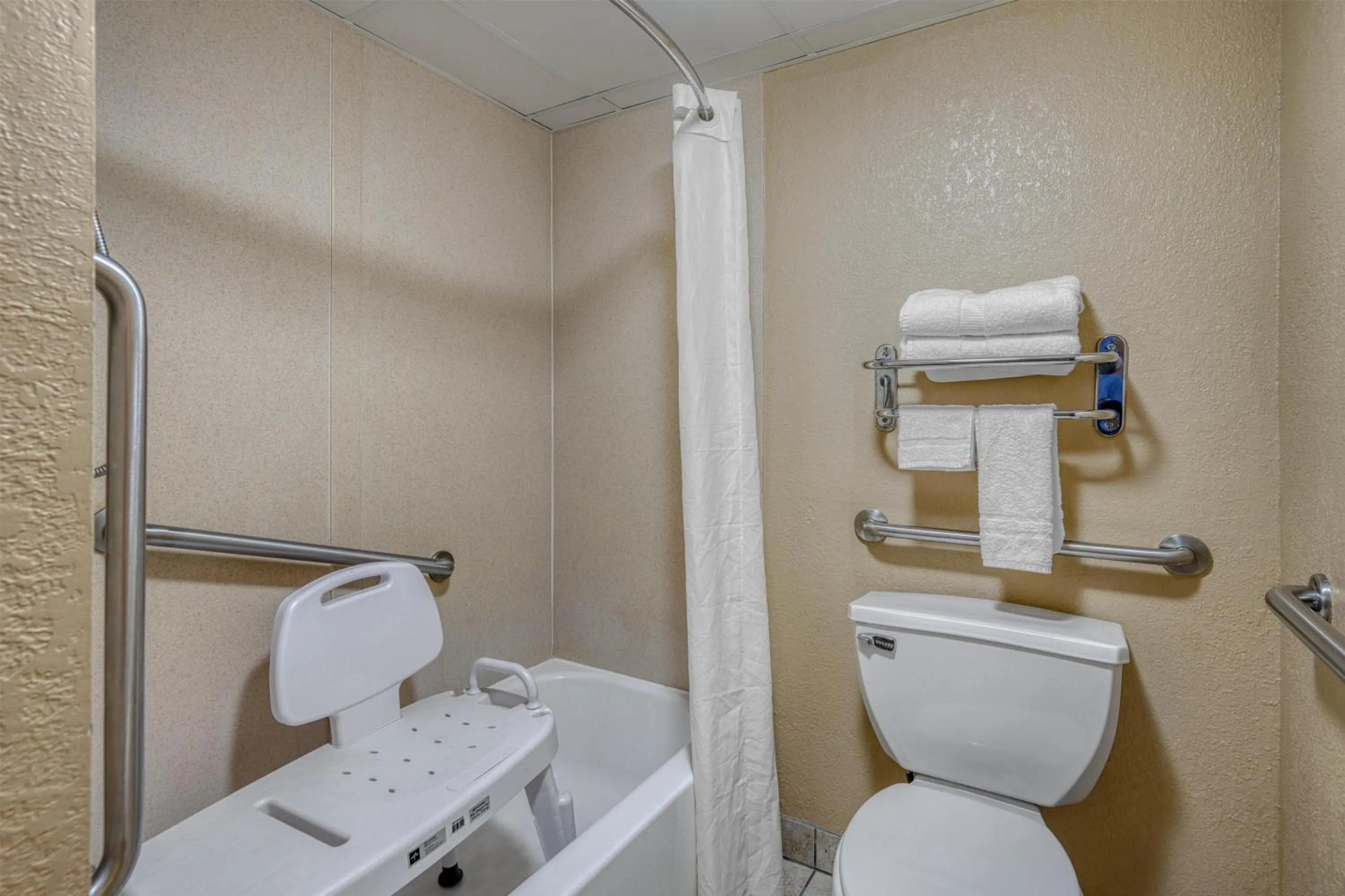 Bathroom in SureStay by Best Western Kansas City Country Inn North