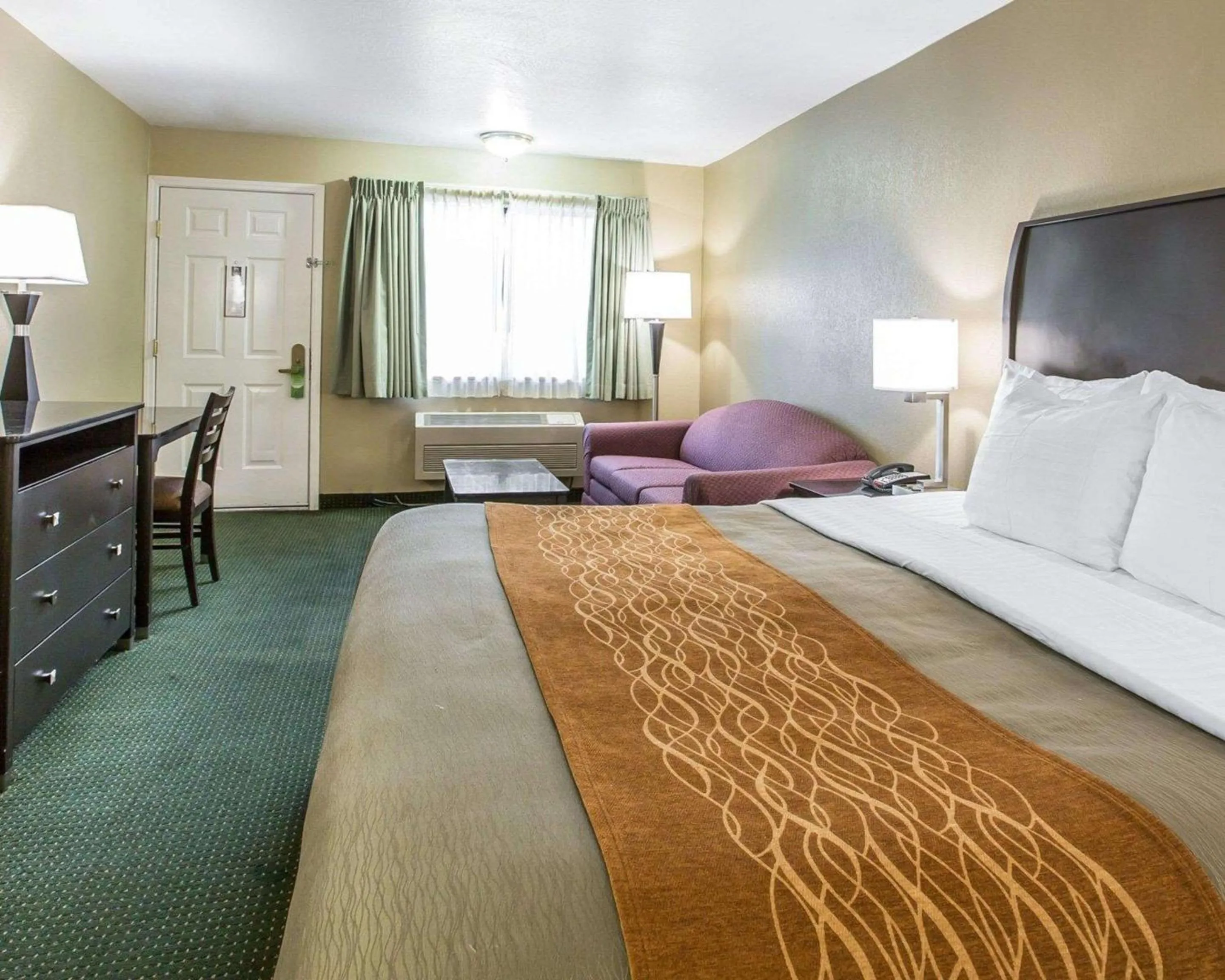 Photo of the whole room in The Oakhurst Inn at Yosemite