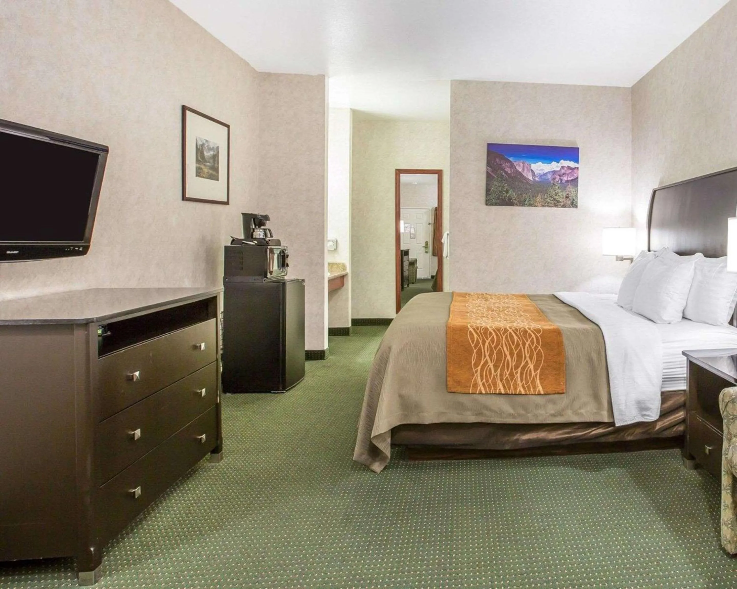 Photo of the whole room, TV/Entertainment Center in The Oakhurst Inn at Yosemite