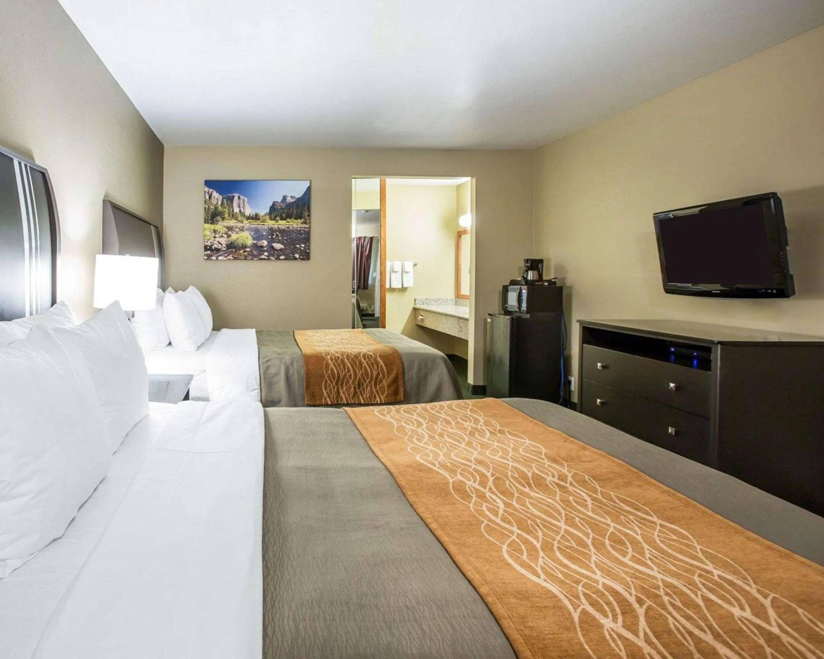 Photo of the whole room, TV/Entertainment Center in The Oakhurst Inn at Yosemite