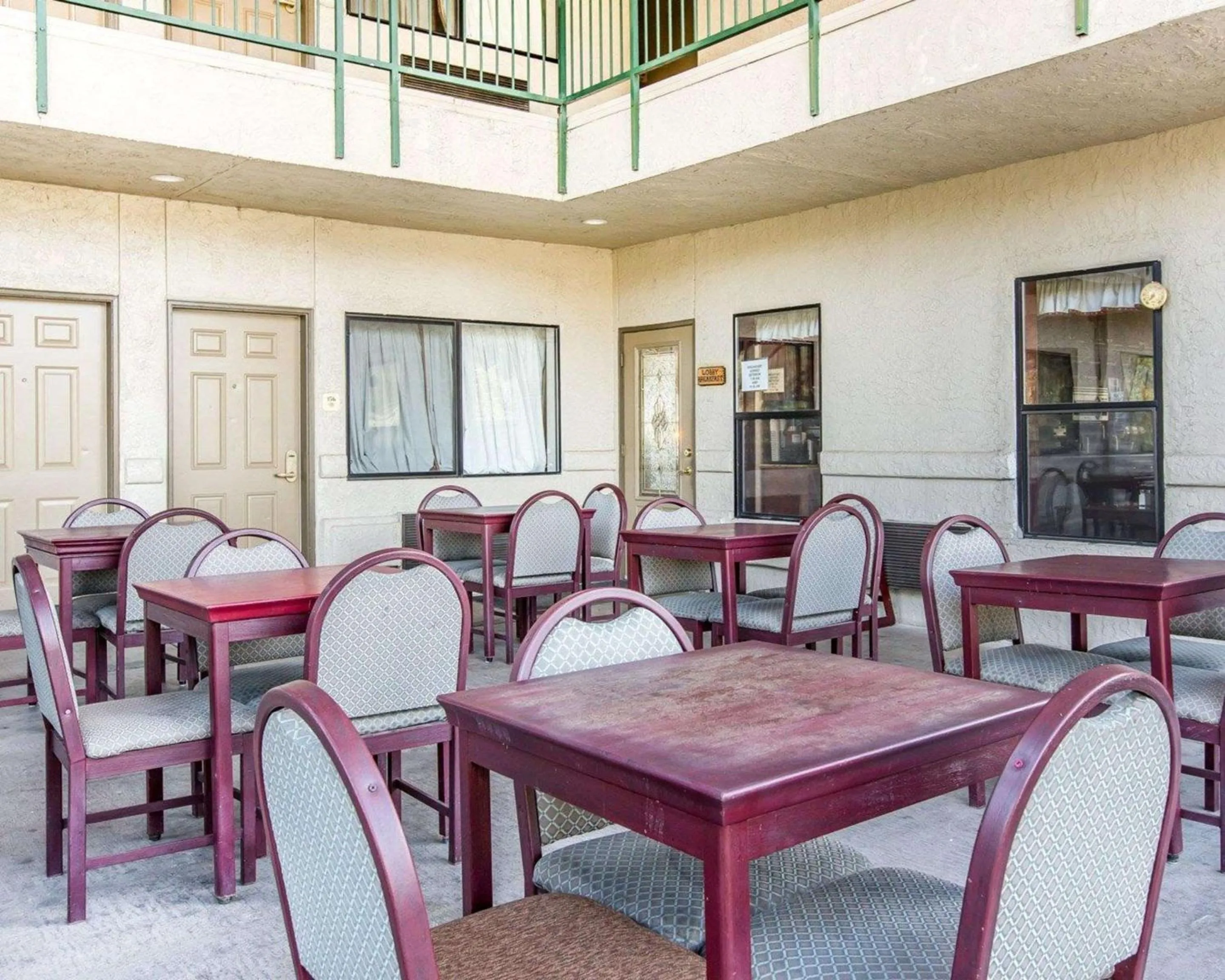 Restaurant/Places to Eat in The Oakhurst Inn at Yosemite