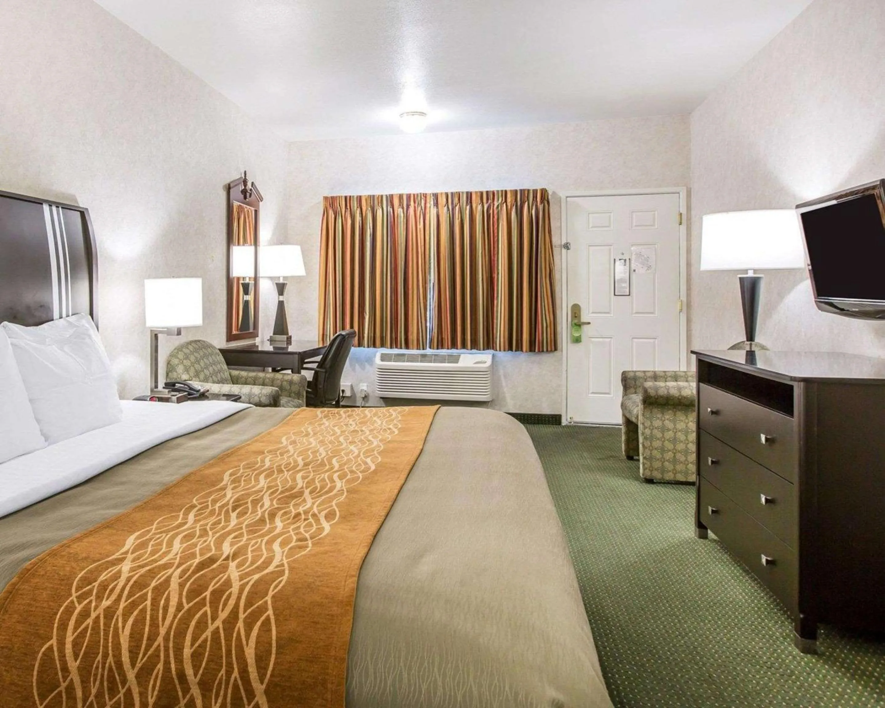 Photo of the whole room in The Oakhurst Inn at Yosemite