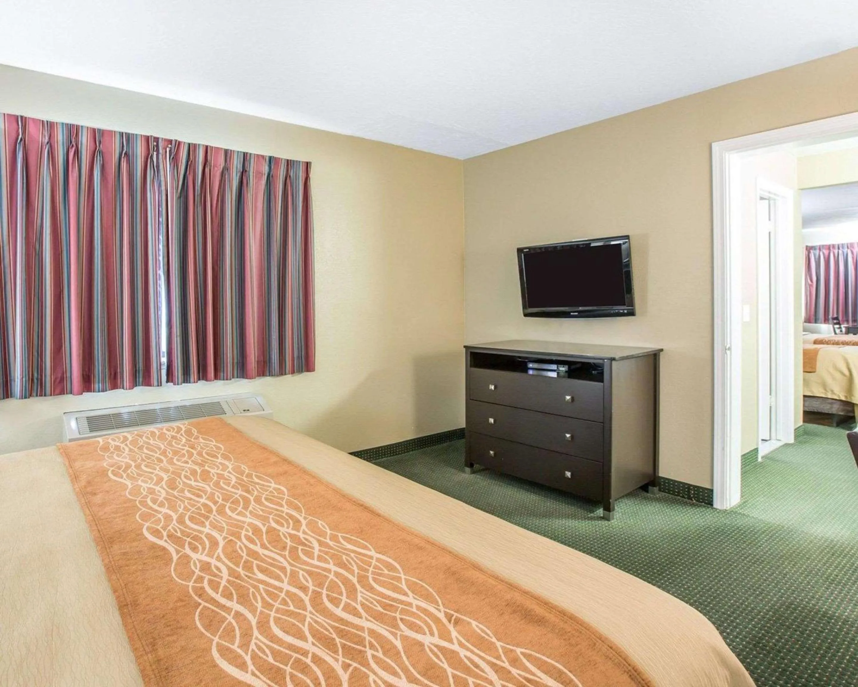 Bed, TV/Entertainment Center in The Oakhurst Inn at Yosemite