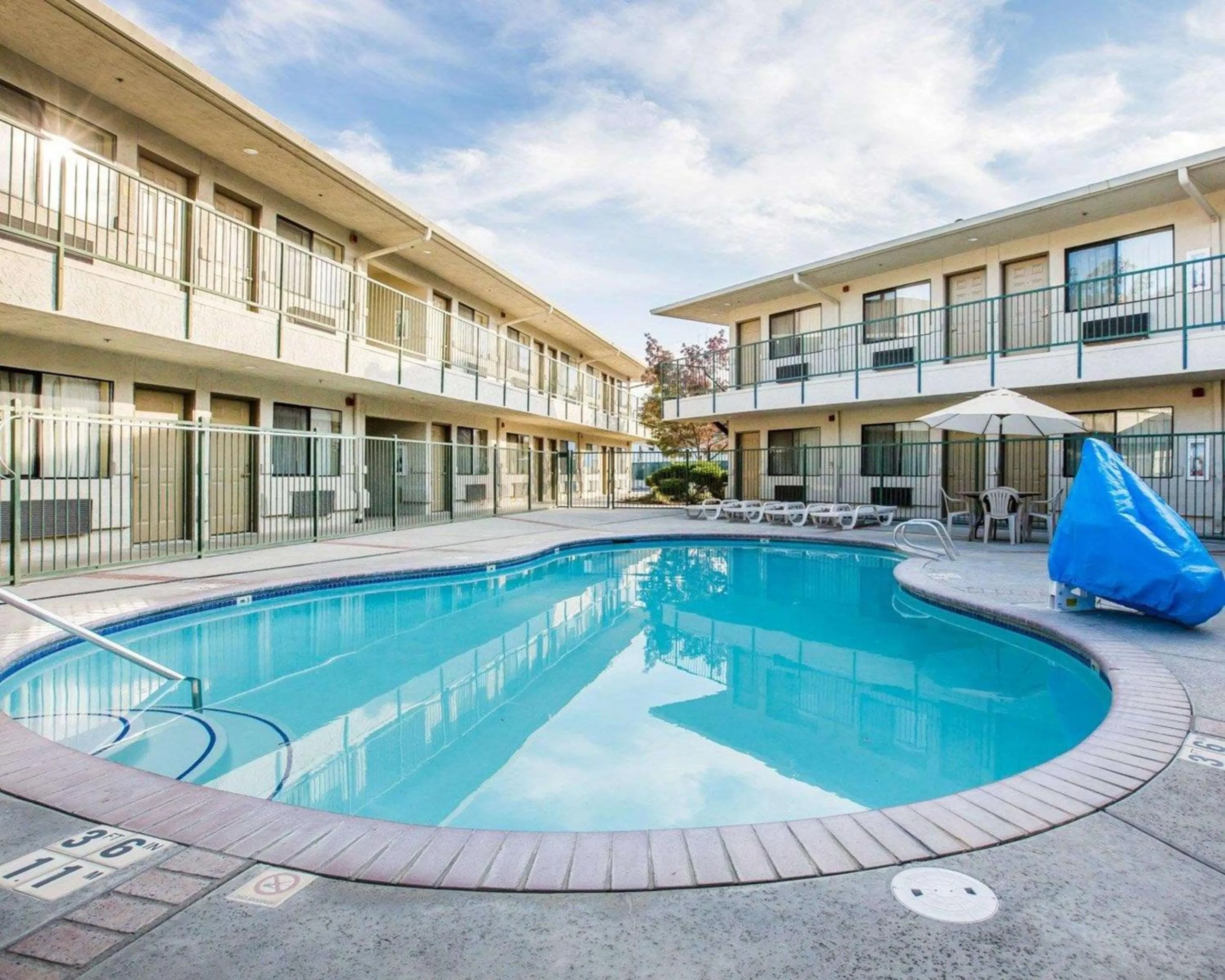 On site, Swimming Pool in The Oakhurst Inn at Yosemite