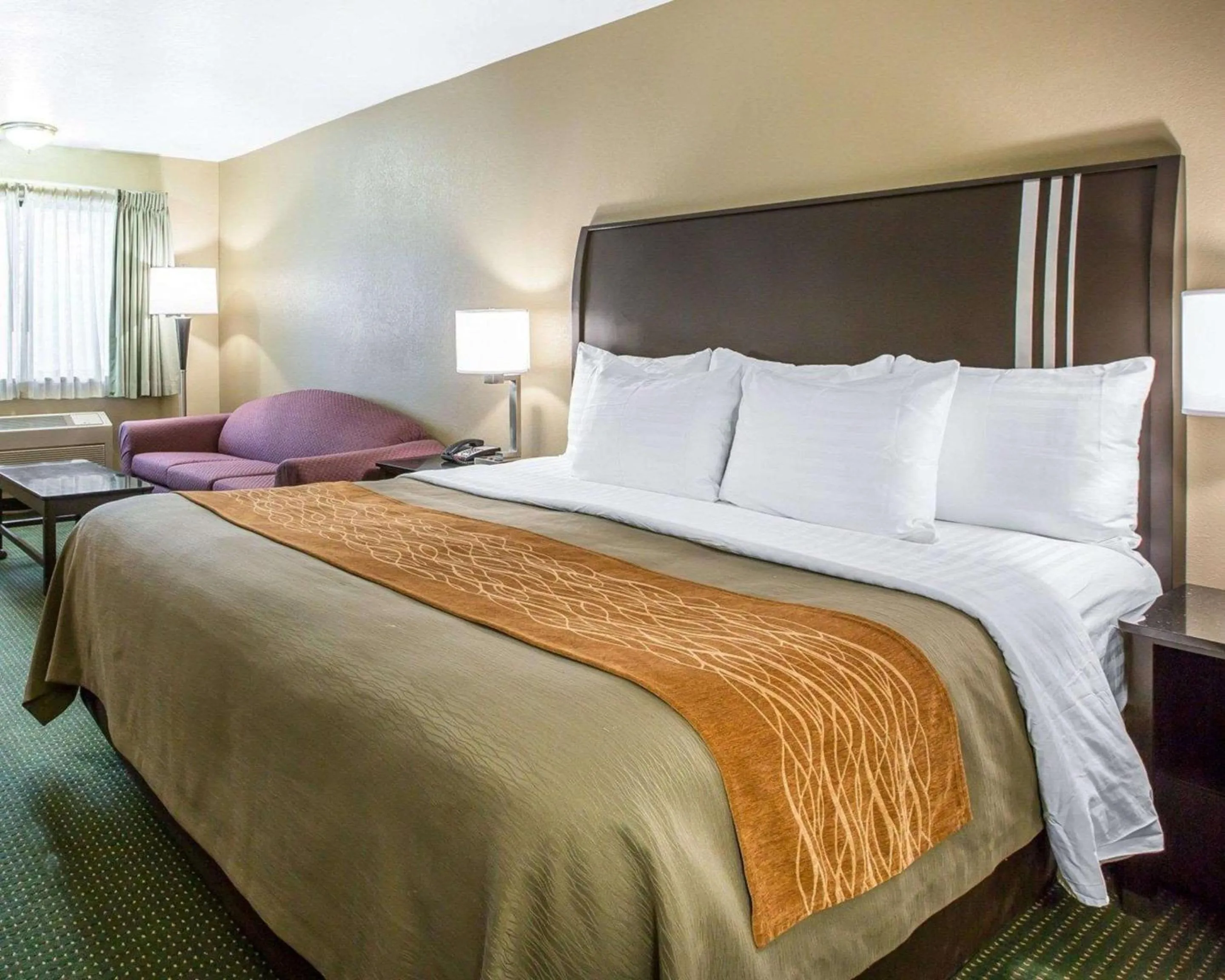 Bed in The Oakhurst Inn at Yosemite