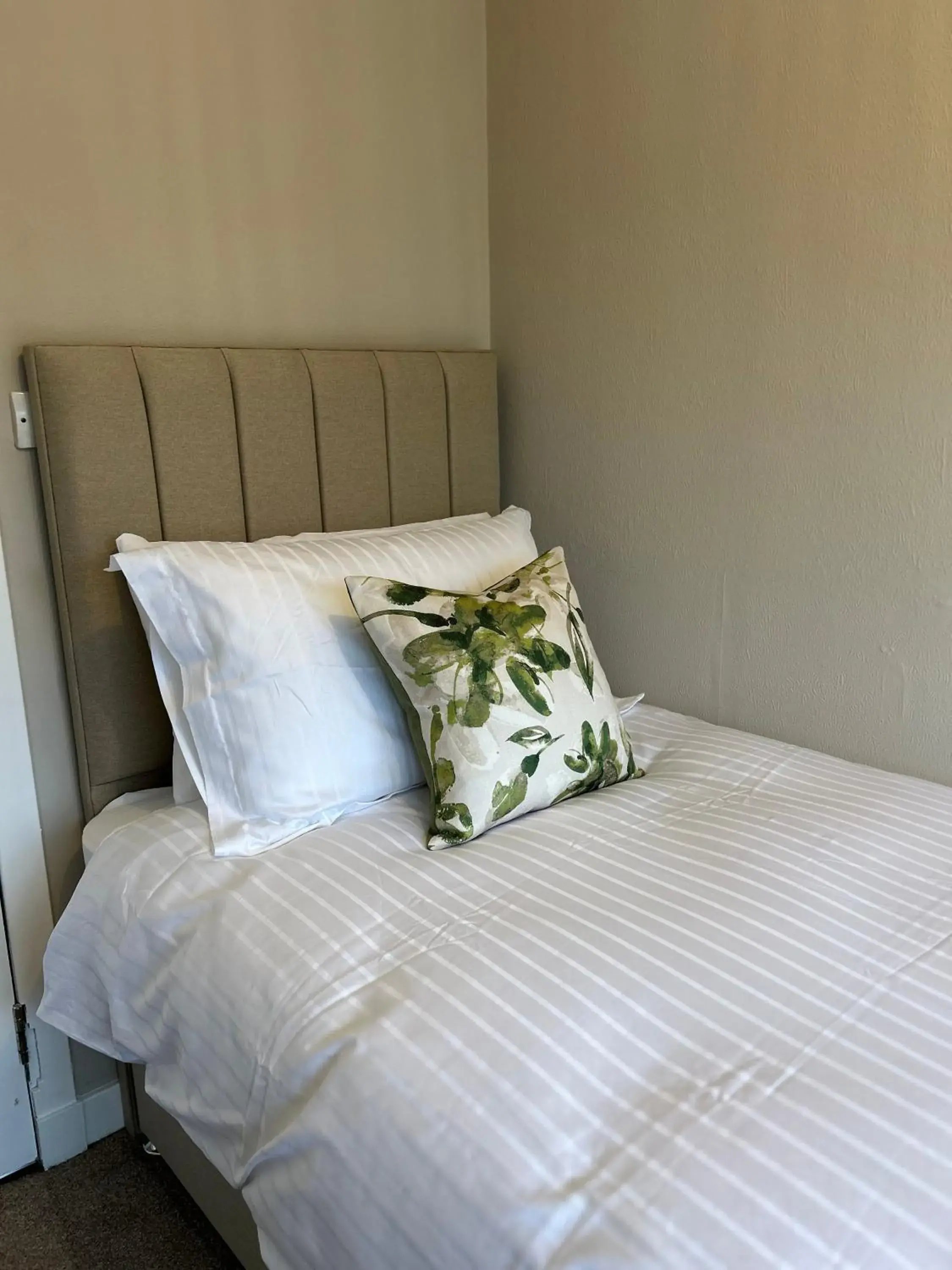 Single Room with Shared Shower and Toilet in Crookston Hotel Single Room with Shared Shower and Toilet in Crookston Hotel