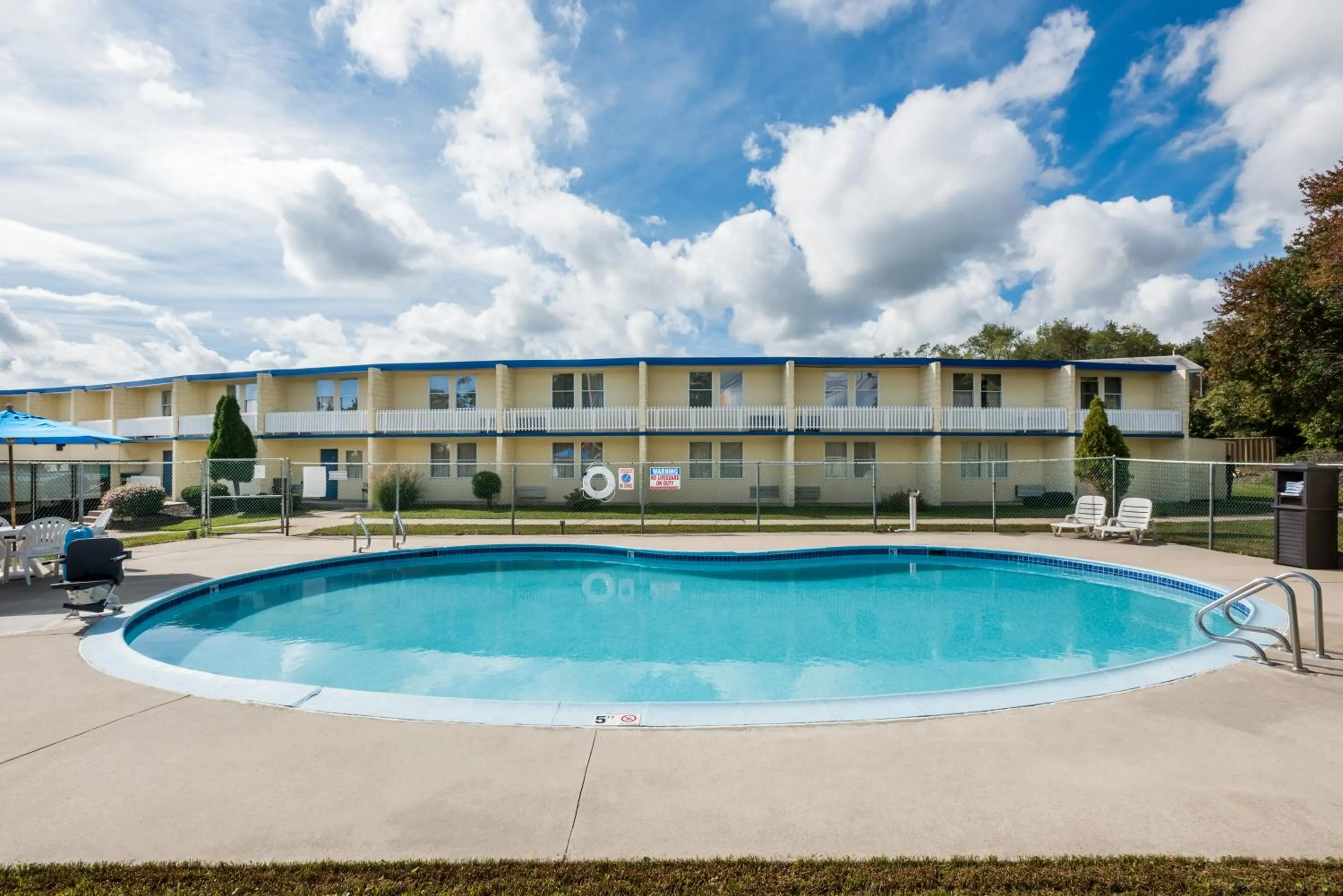 Swimming pool in Travelodge by Wyndham Aberdeen
