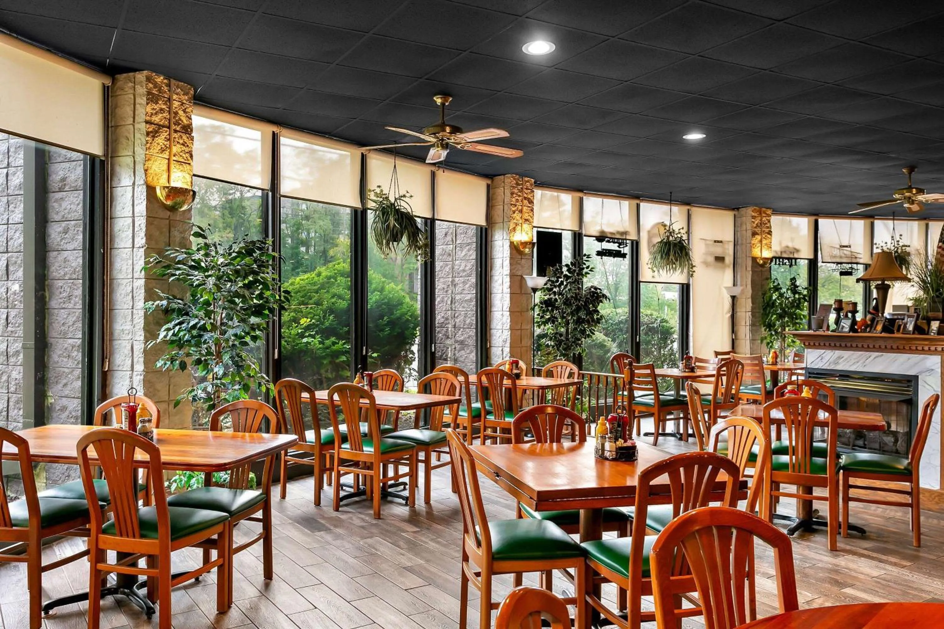 Lounge or bar in Travelodge by Wyndham Aberdeen