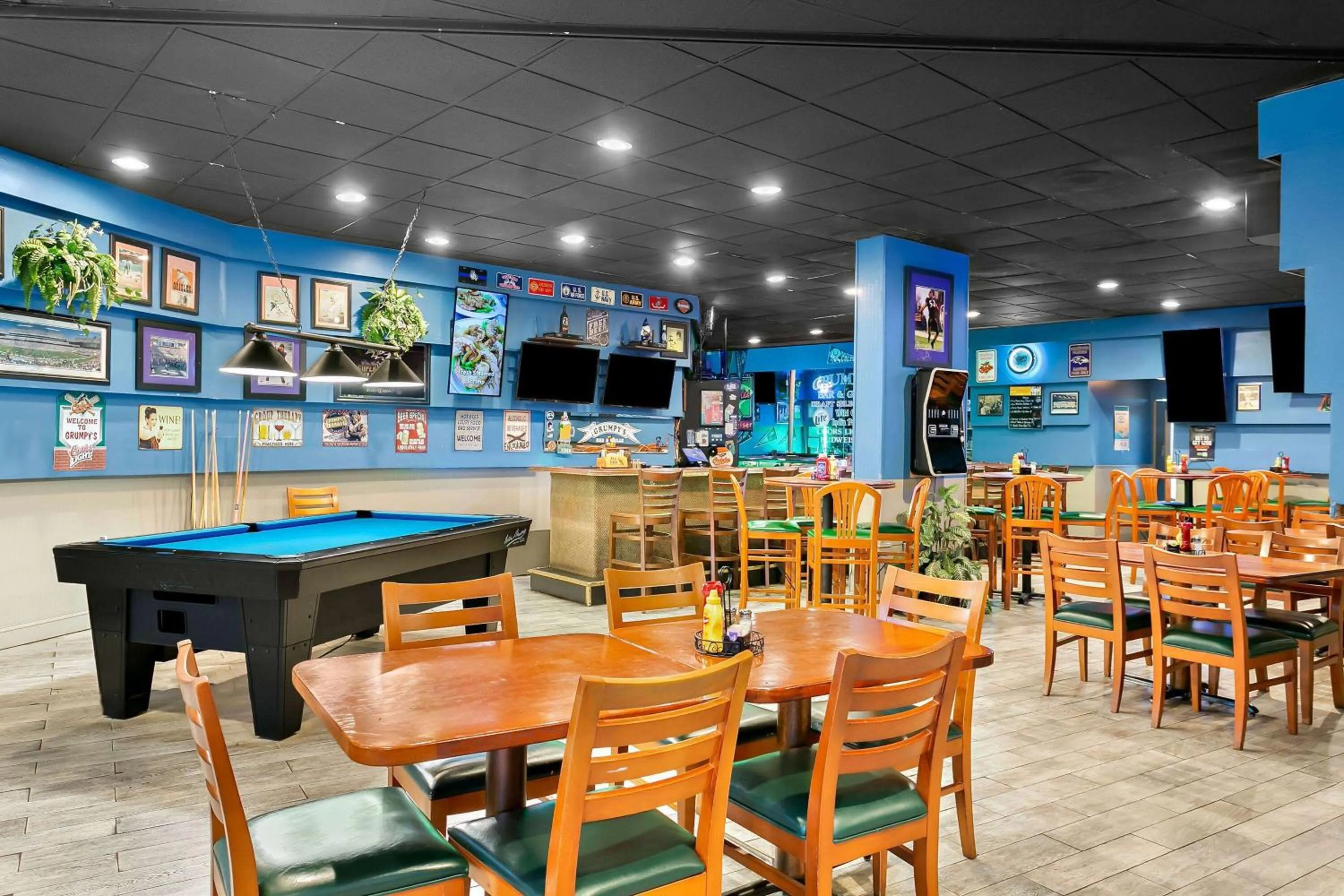 Lounge or bar in Travelodge by Wyndham Aberdeen