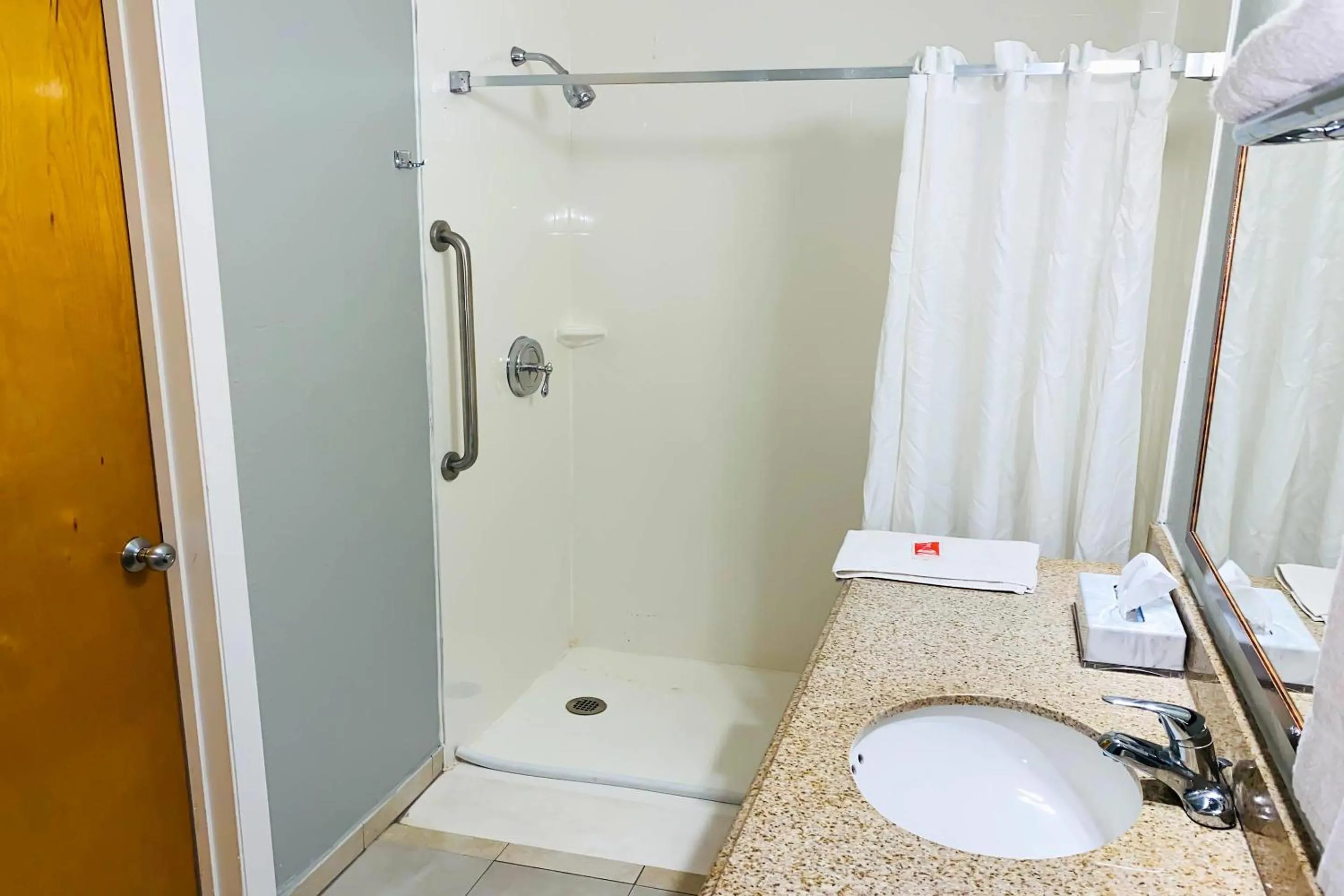 Bedroom in Econo Lodge Inn & Suites Old Saybrook - Westbrook