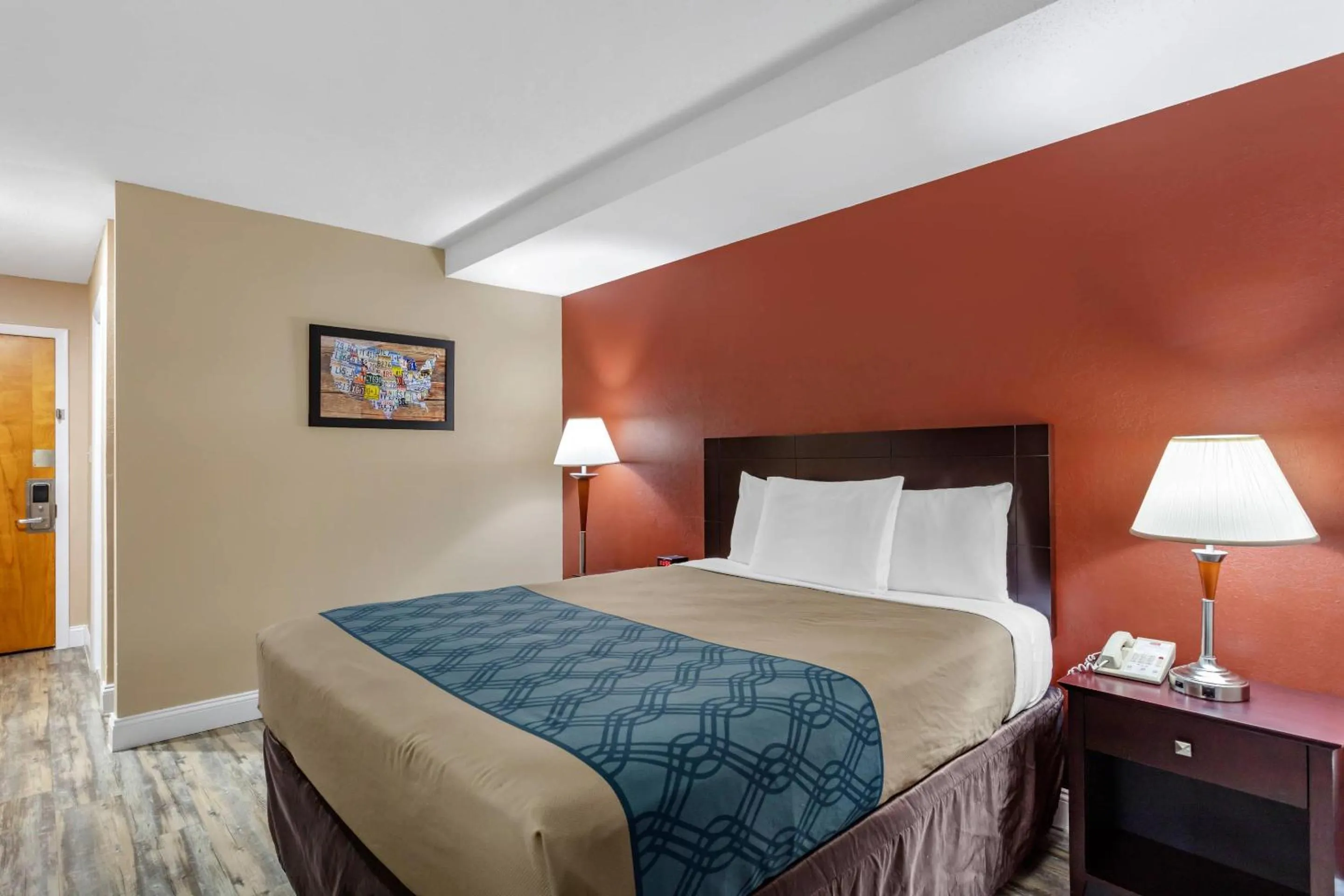 Bedroom, Bed in Econo Lodge Inn & Suites Old Saybrook - Westbrook