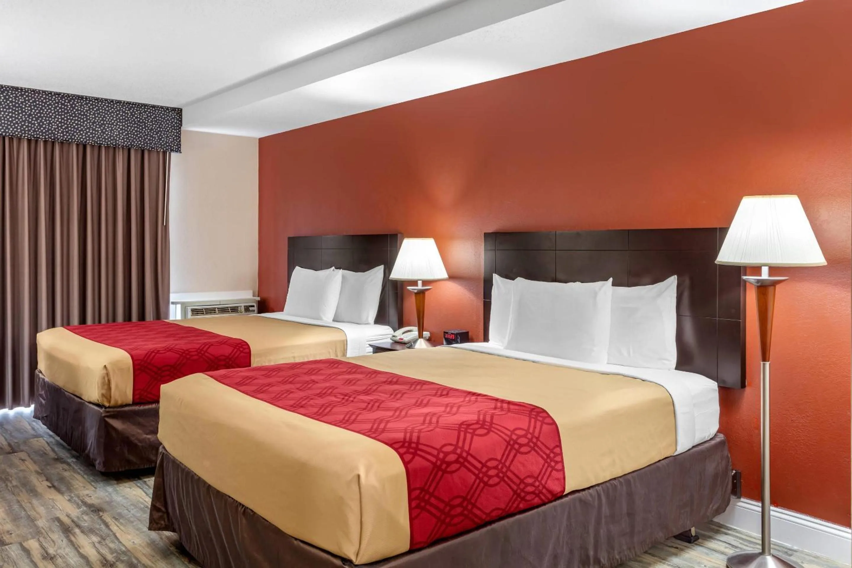 Bedroom, Bed in Econo Lodge Inn & Suites Old Saybrook - Westbrook