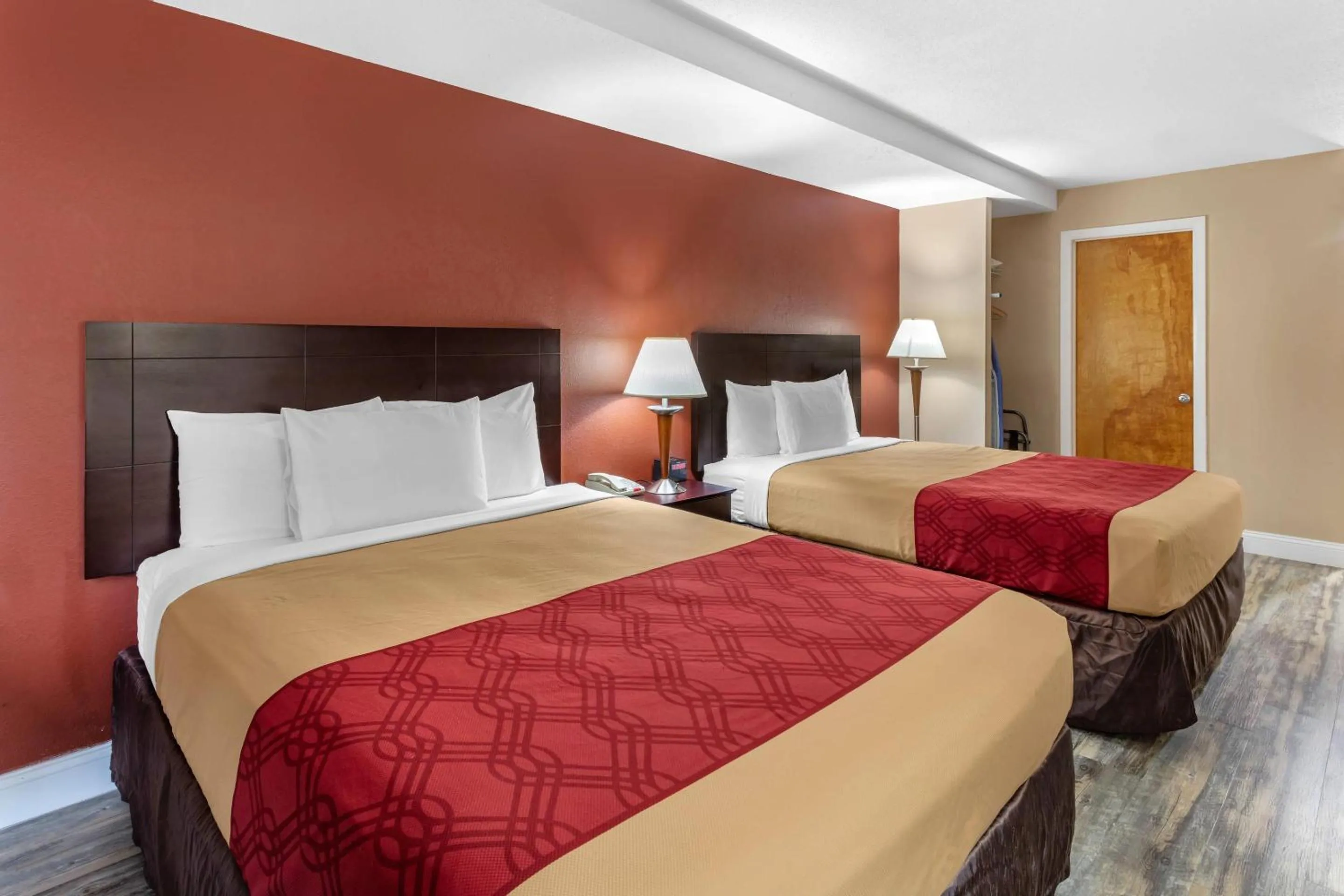 Bedroom, Bed in Econo Lodge Inn & Suites Old Saybrook - Westbrook