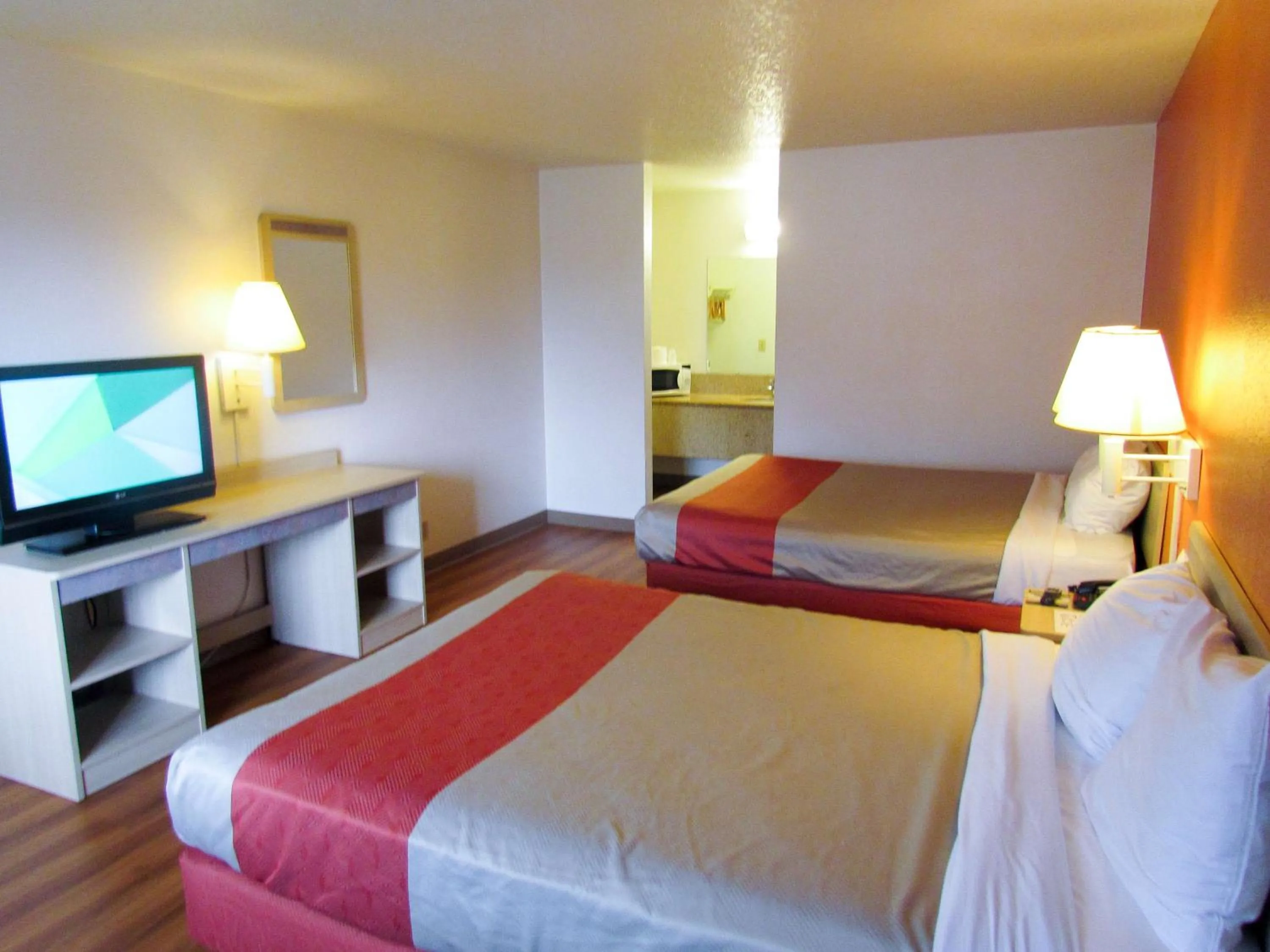 TV and multimedia, Bed in Motel 6-Vancouver, WA