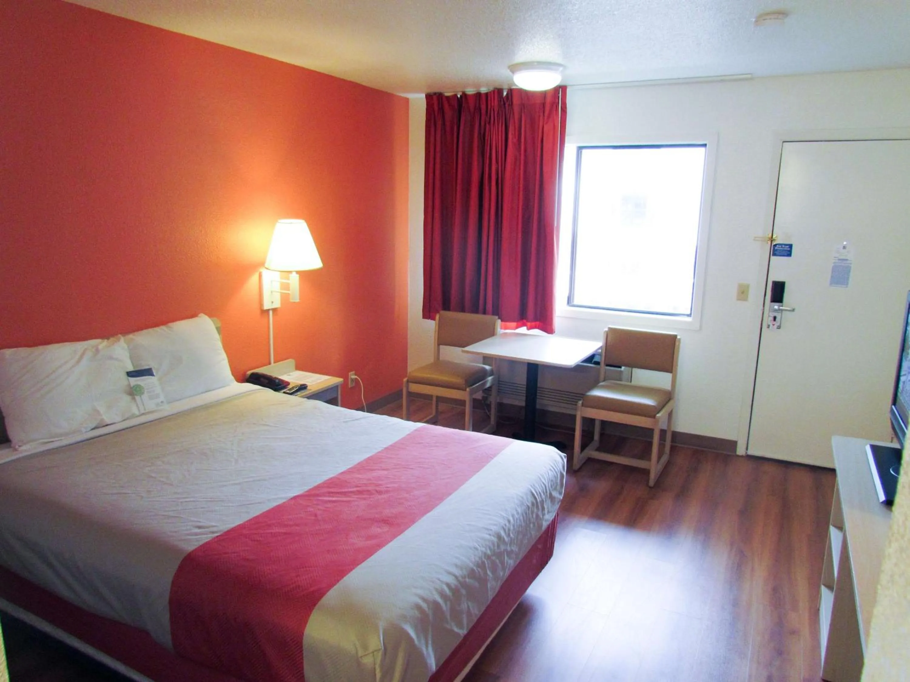 TV and multimedia, Bed in Motel 6-Vancouver, WA