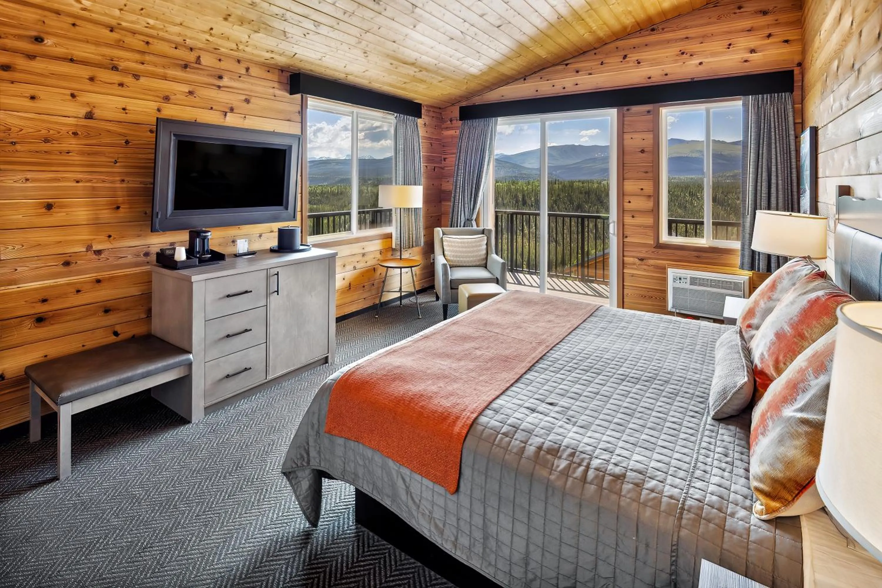 Bed in Denali Bluffs Hotel