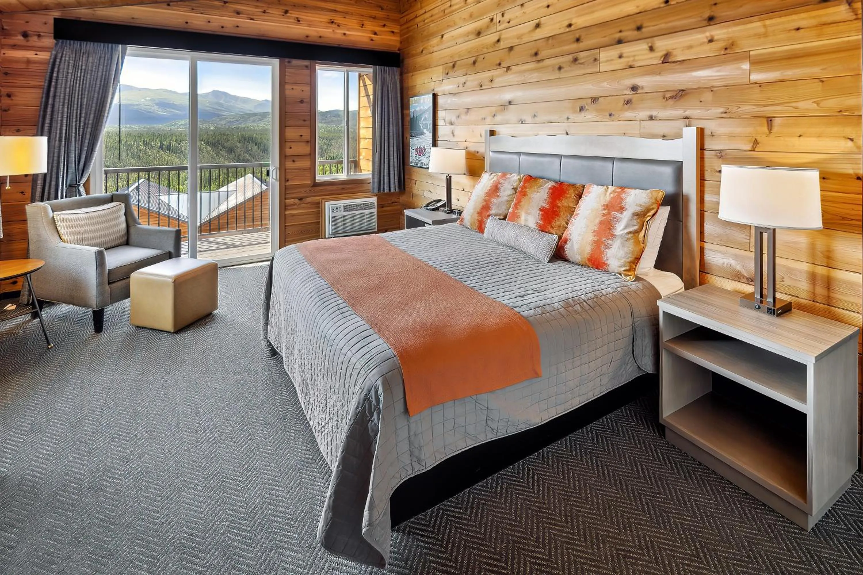 Bed in Denali Bluffs Hotel