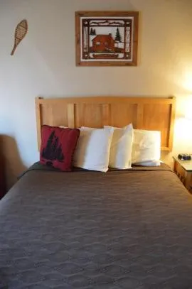 Bed in Denali Bluffs Hotel