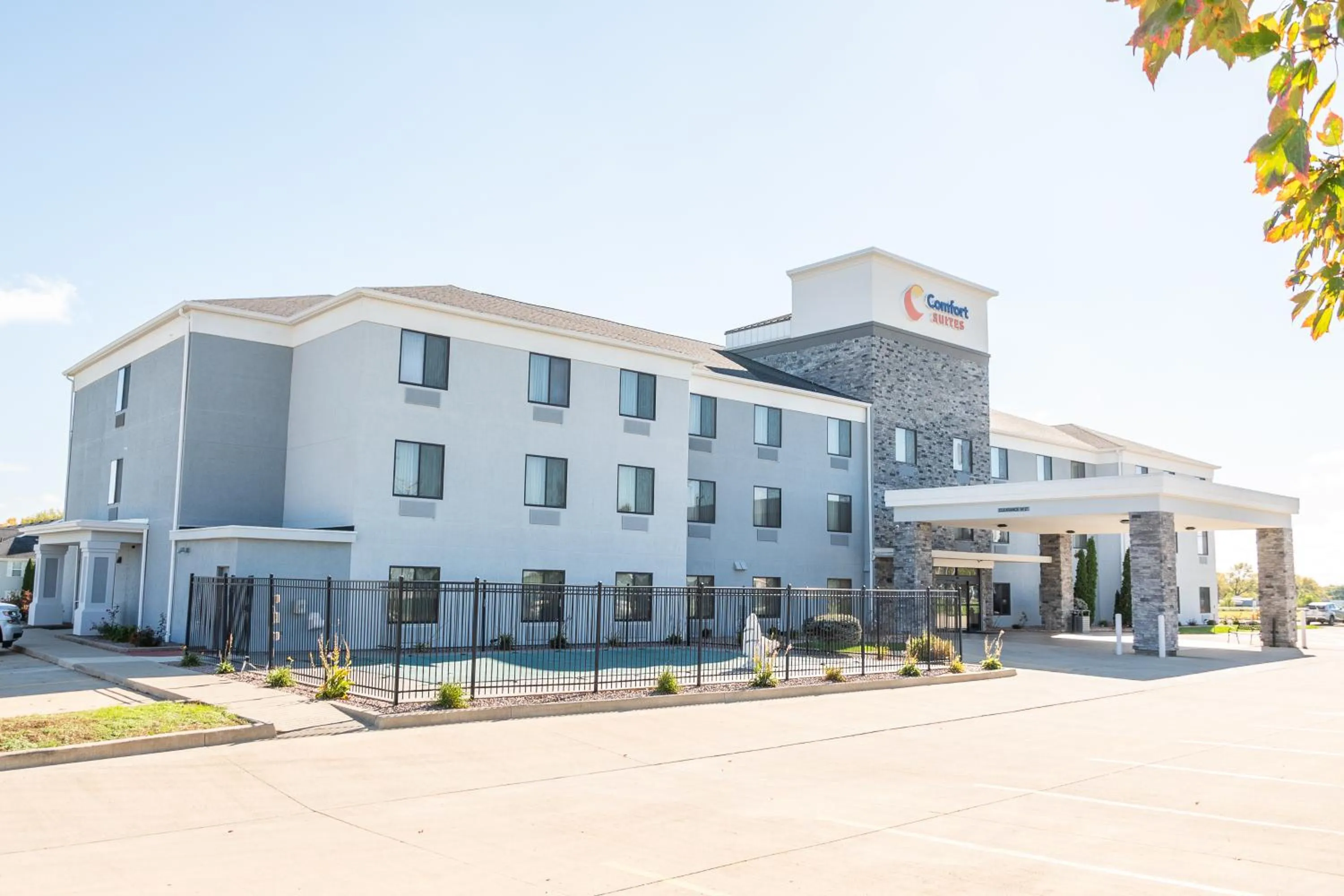 Property building in Comfort Suites Bloomington I-55 and I-74