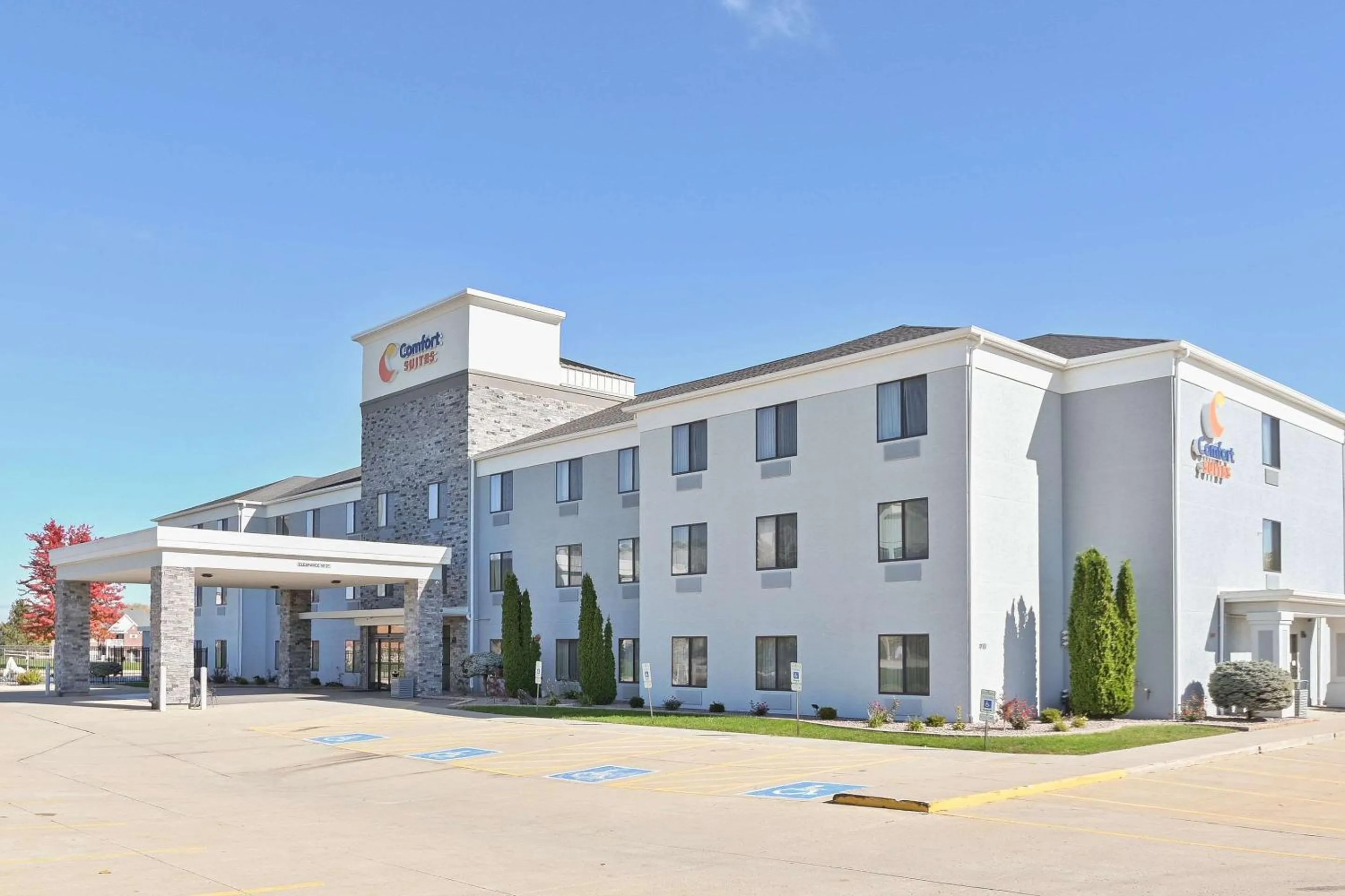 Property building in Comfort Suites Bloomington I-55 and I-74