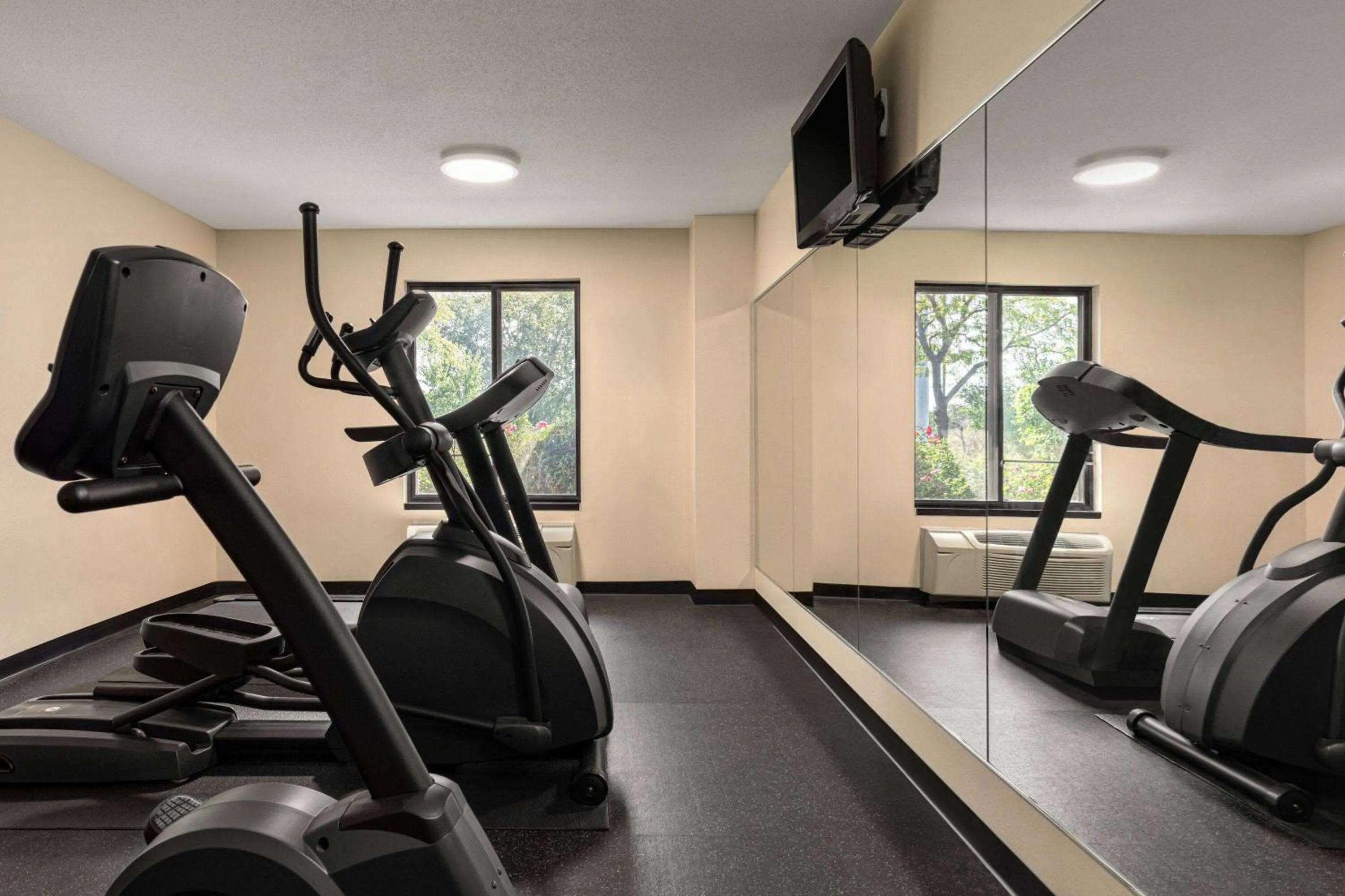 Fitness centre/facilities in Super 8 by Wyndham Germantown/Milwaukee