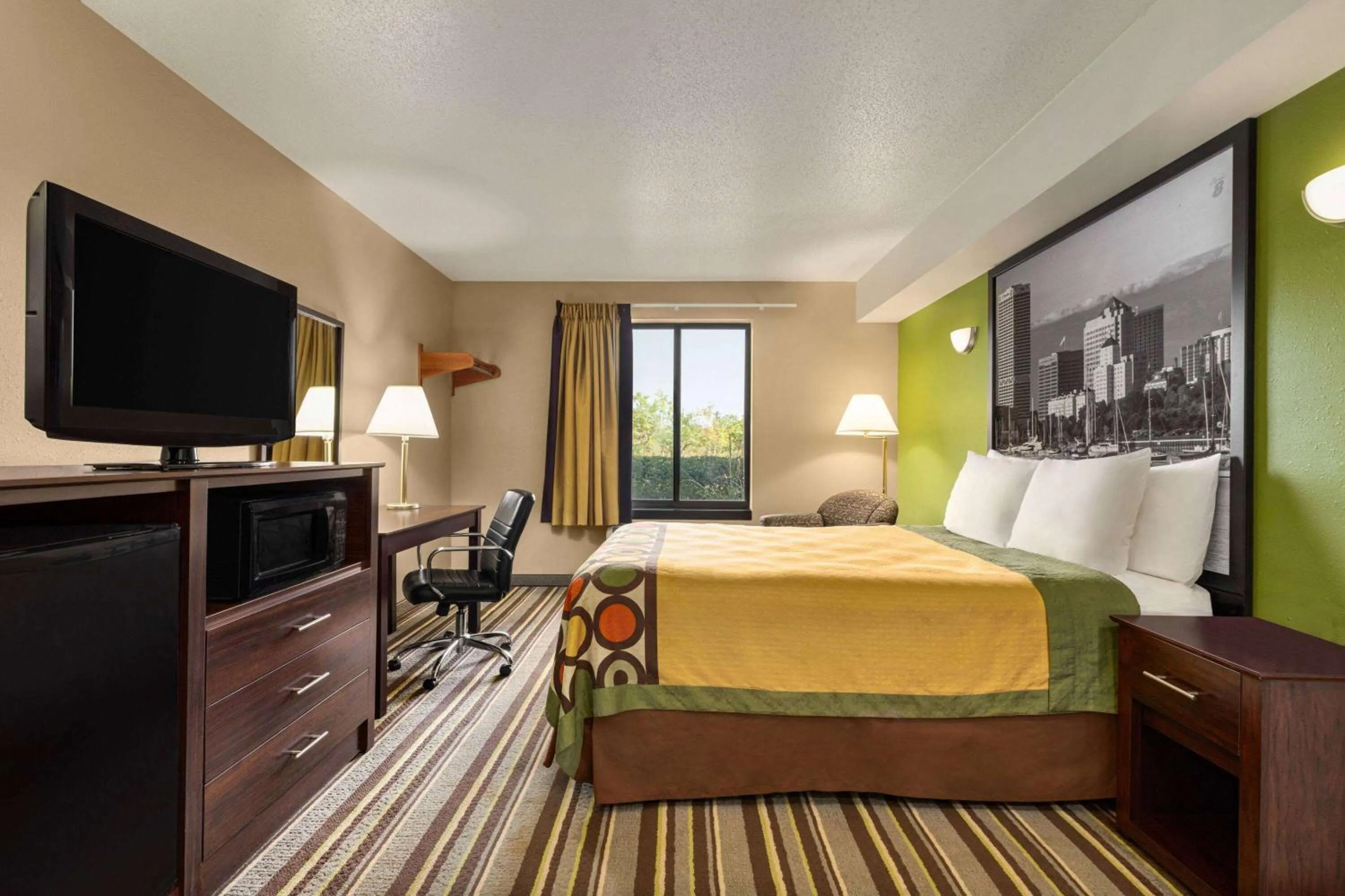 Photo of the whole room, Bed in Super 8 by Wyndham Germantown/Milwaukee