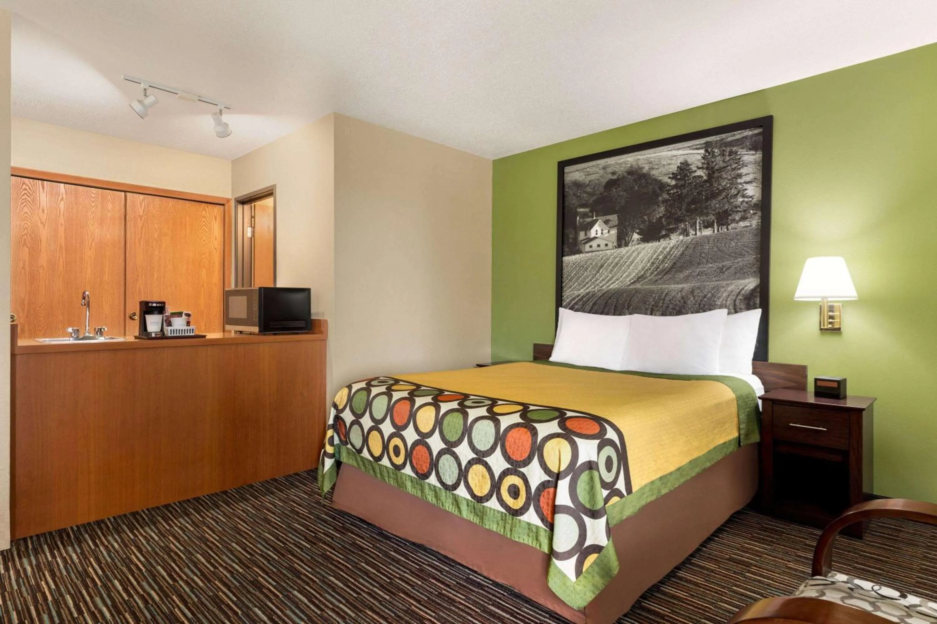 Photo of the whole room, Bed in Super 8 by Wyndham Germantown/Milwaukee