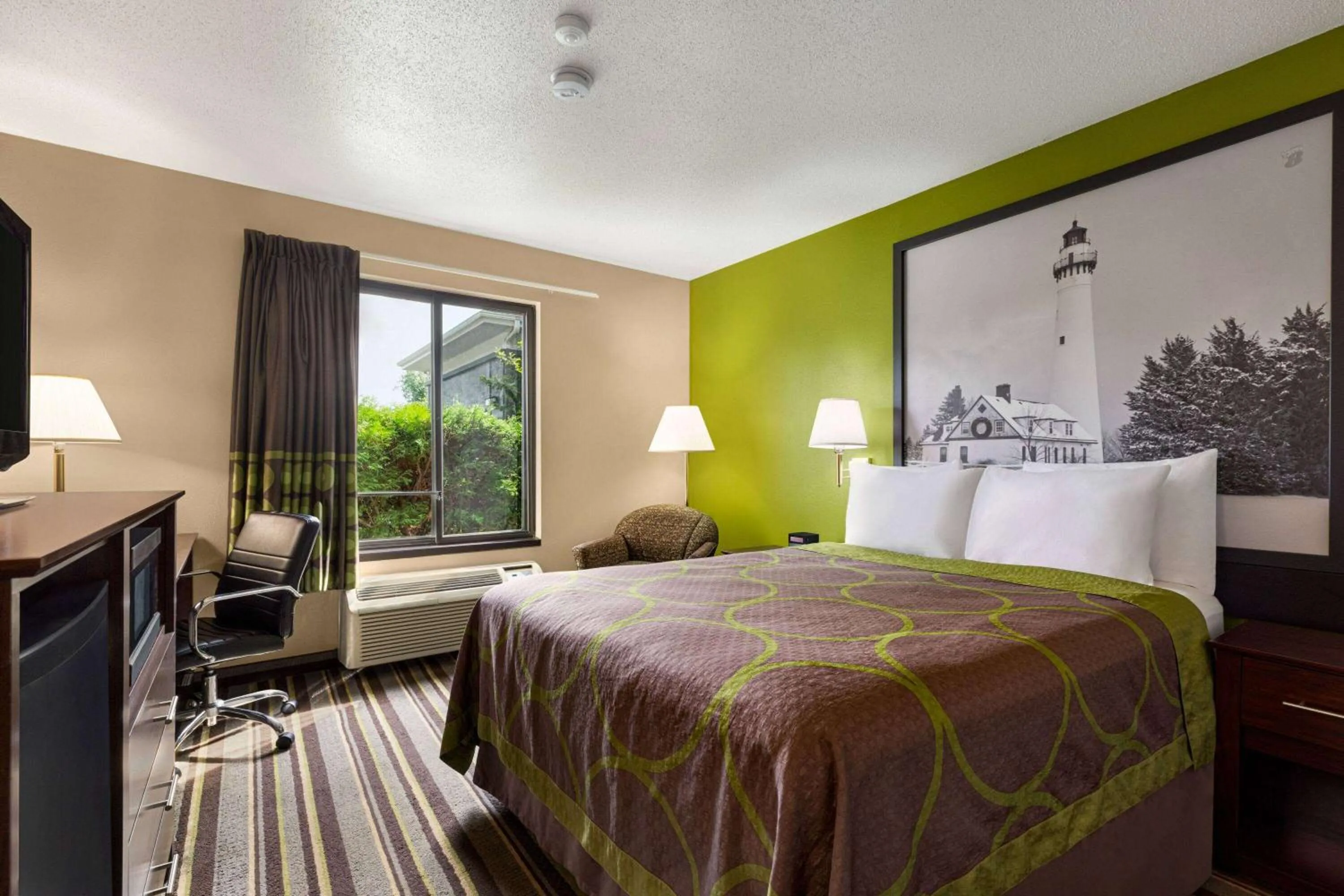 Photo of the whole room, Bed in Super 8 by Wyndham Germantown/Milwaukee