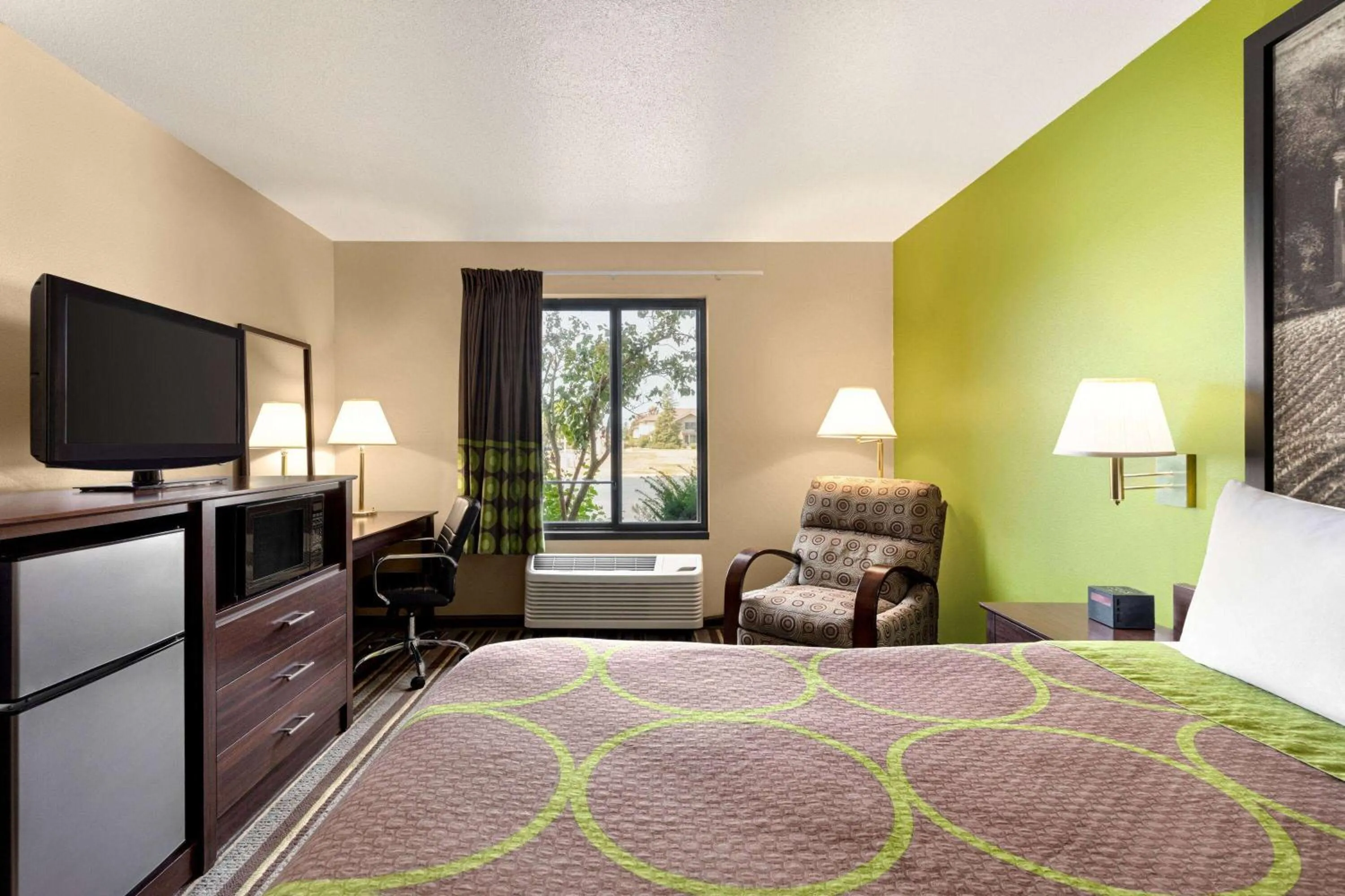 Photo of the whole room, Bed in Super 8 by Wyndham Germantown/Milwaukee