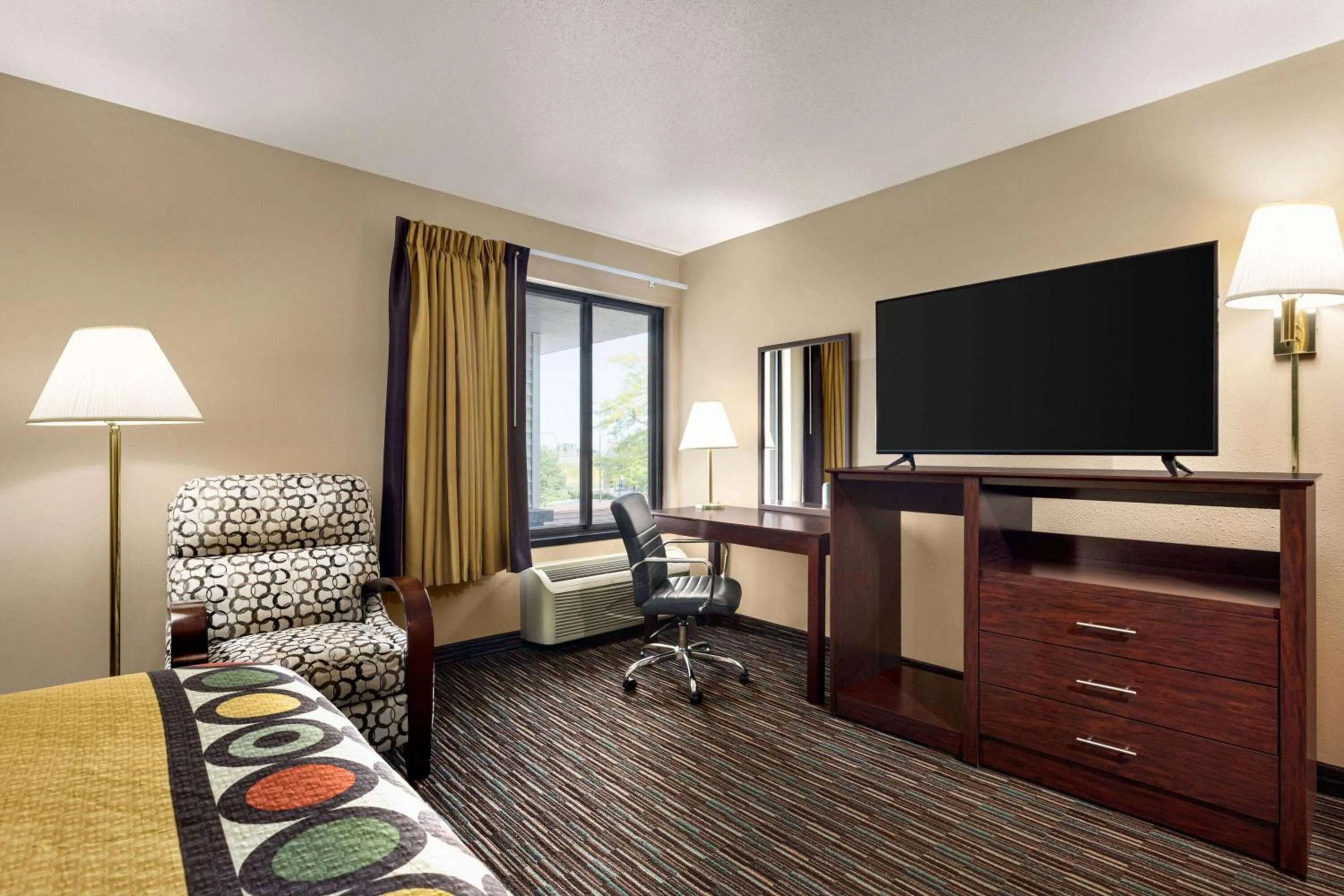 Photo of the whole room in Super 8 by Wyndham Germantown/Milwaukee