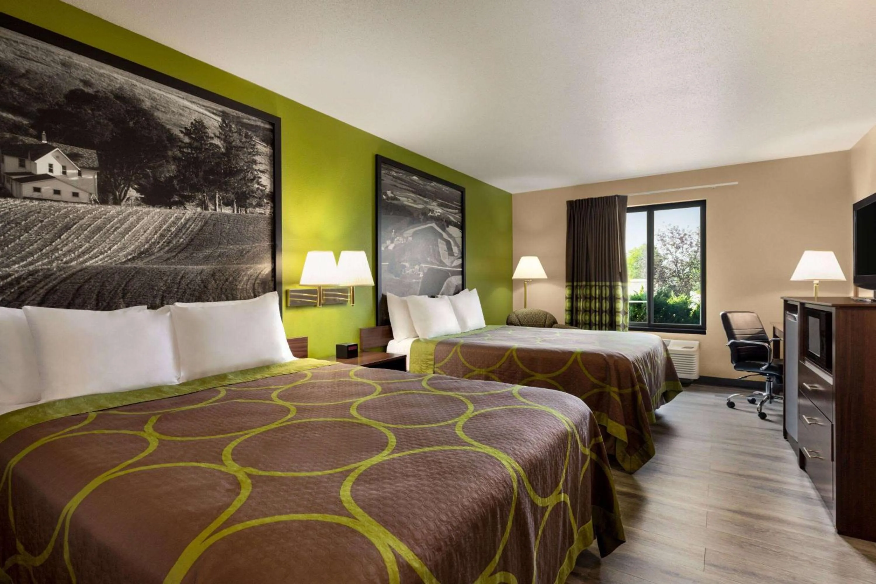 Photo of the whole room, Bed in Super 8 by Wyndham Germantown/Milwaukee