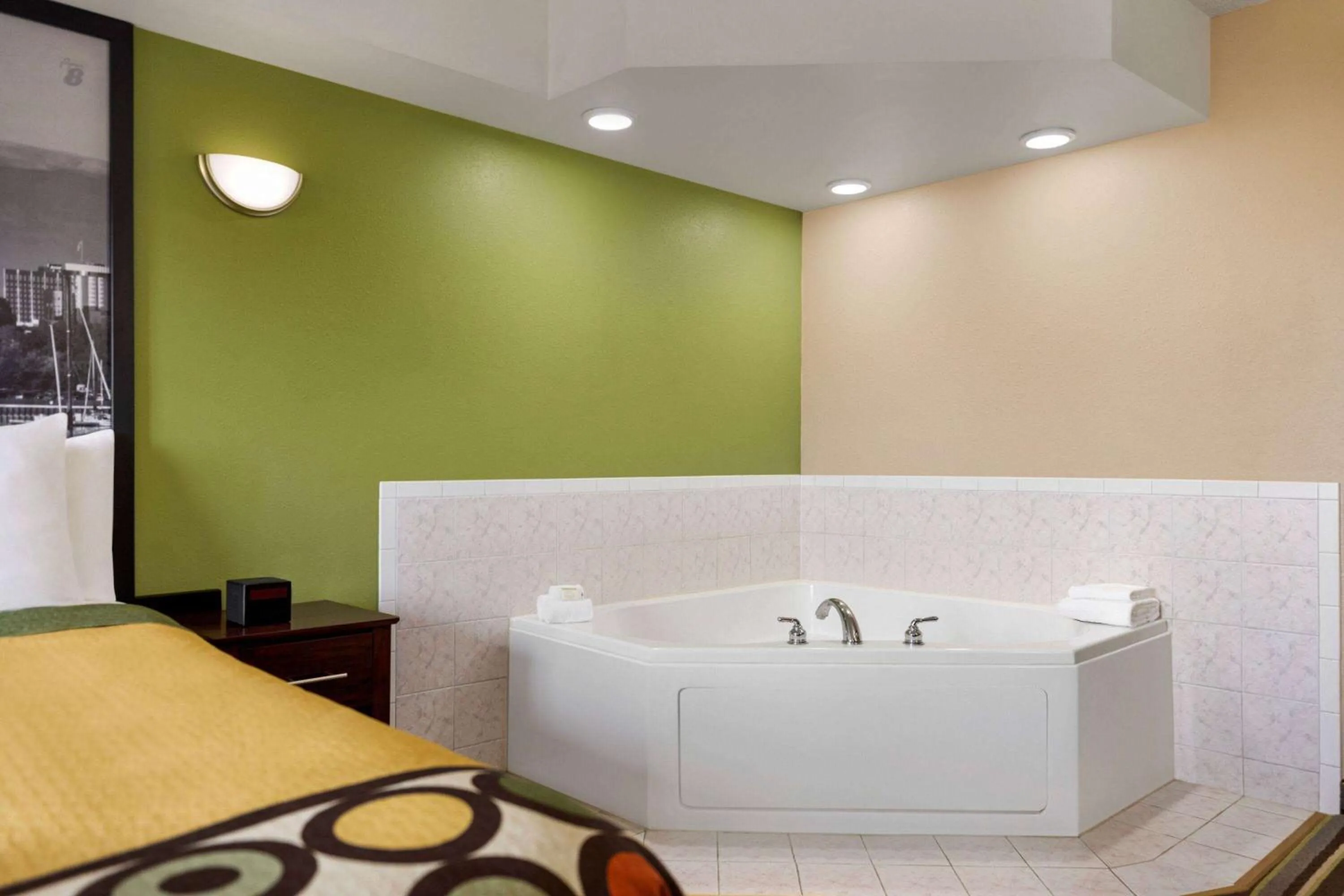 Photo of the whole room, Bed in Super 8 by Wyndham Germantown/Milwaukee