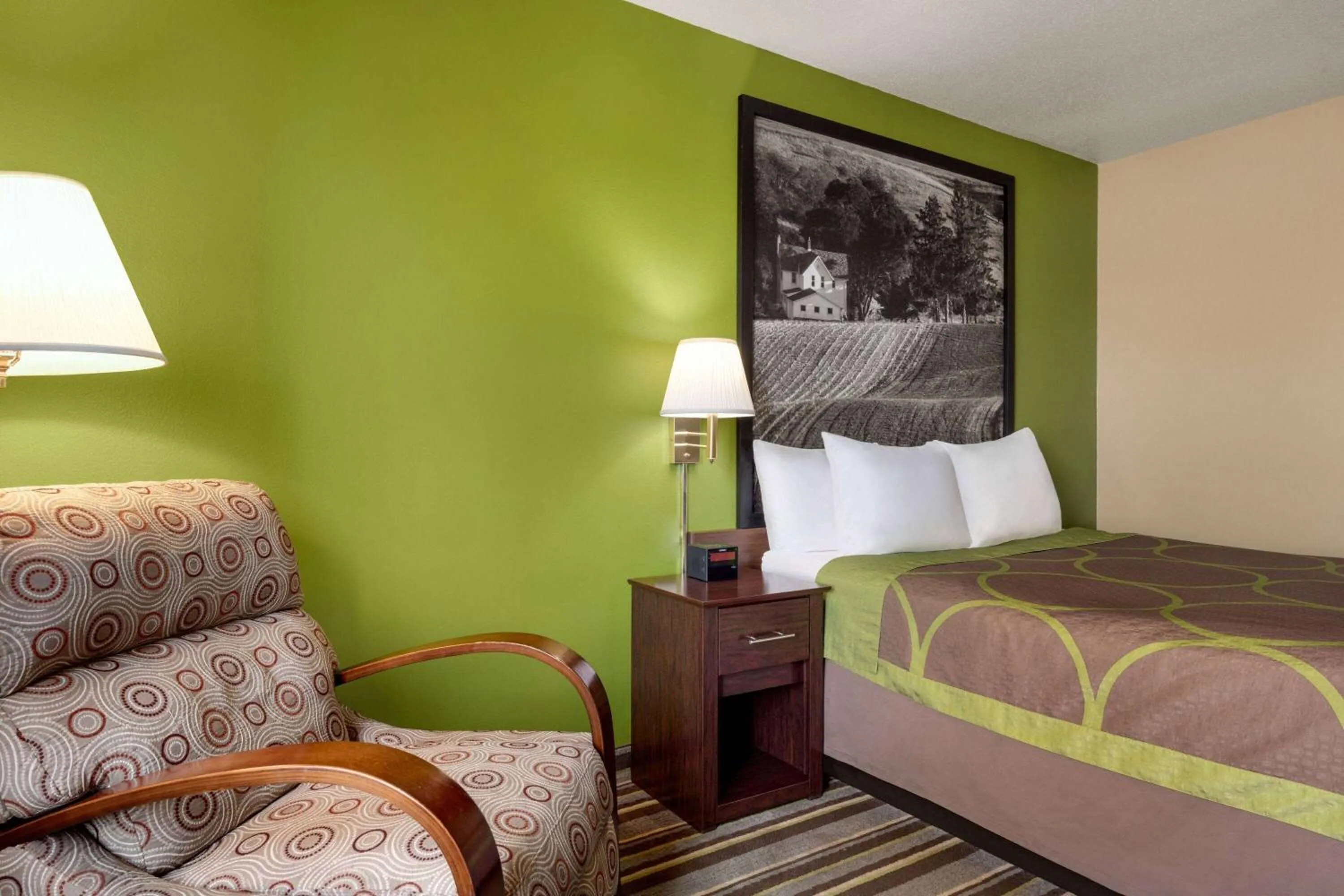 Photo of the whole room, Bed in Super 8 by Wyndham Germantown/Milwaukee