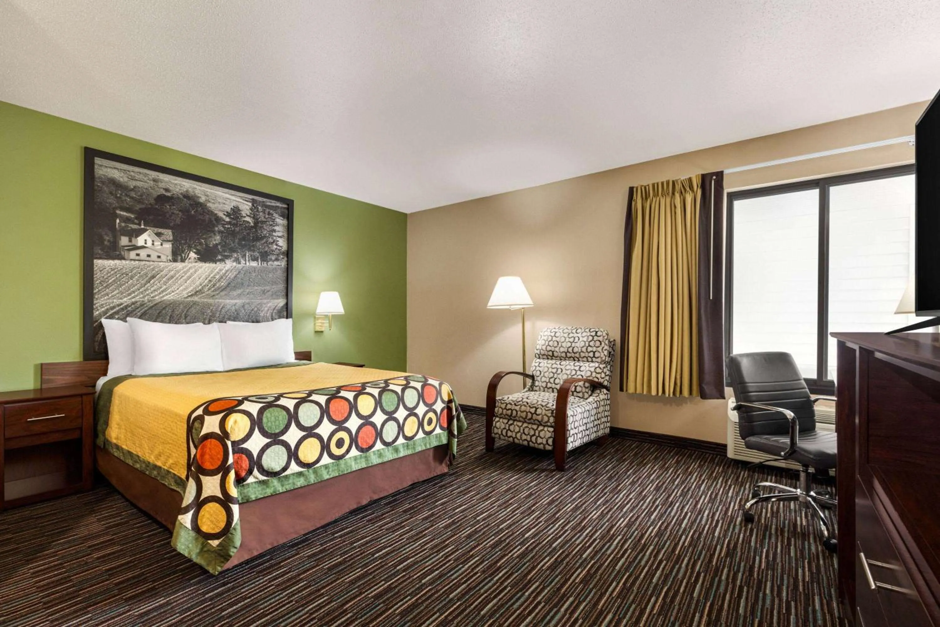 Photo of the whole room, Bed in Super 8 by Wyndham Germantown/Milwaukee