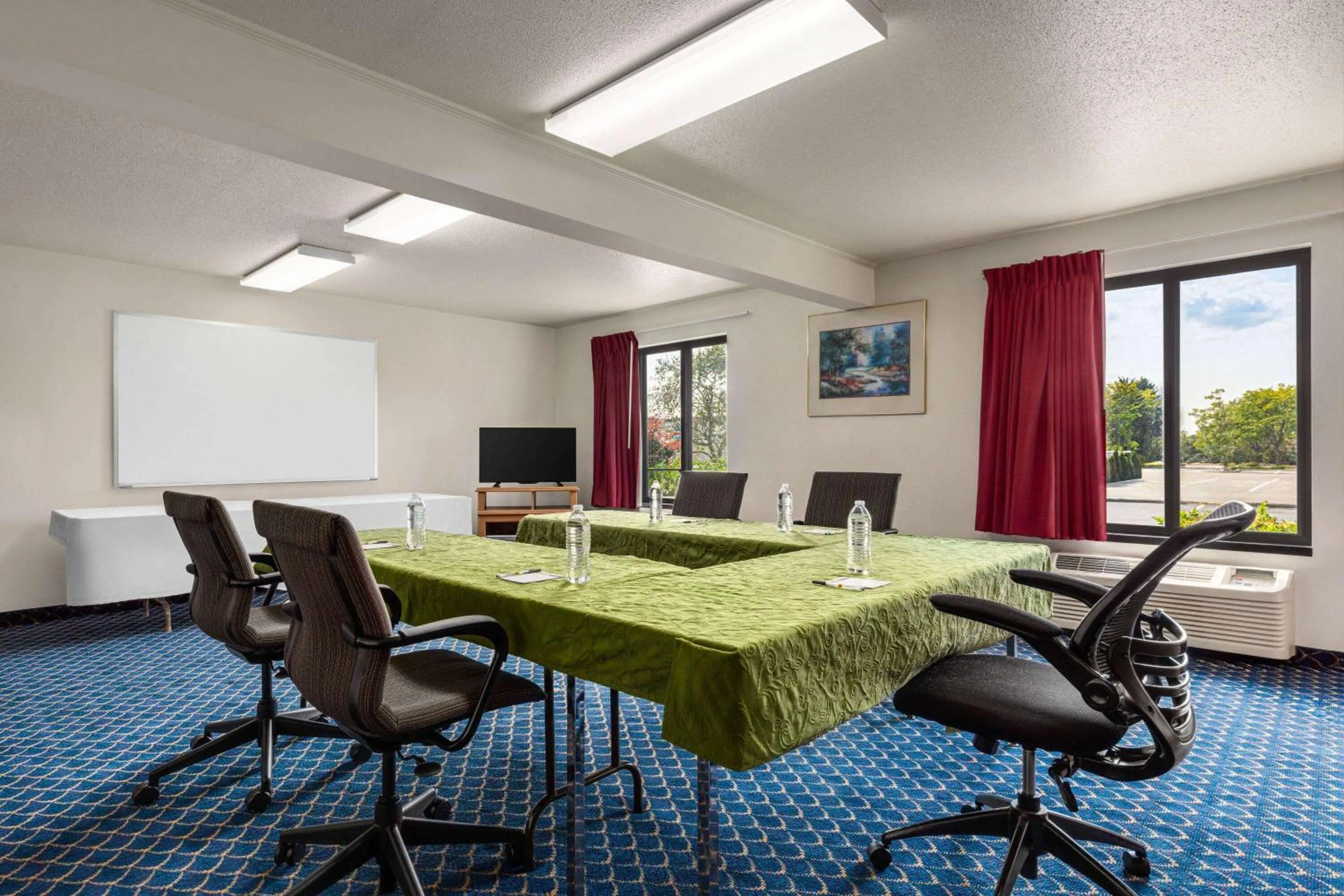 Meeting/conference room in Super 8 by Wyndham Germantown/Milwaukee