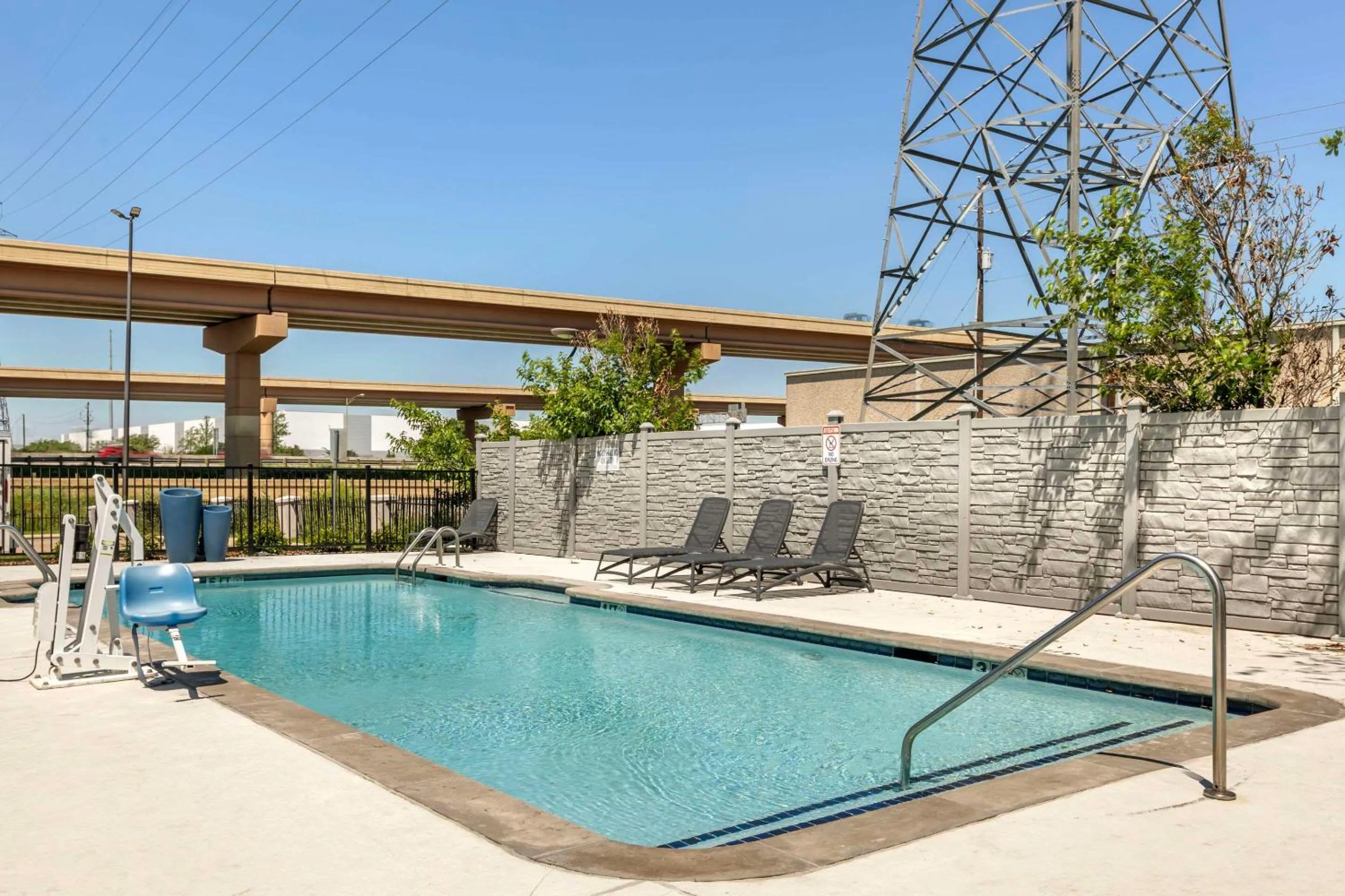 Swimming pool in Comfort Inn Dallas North Love Field Airport