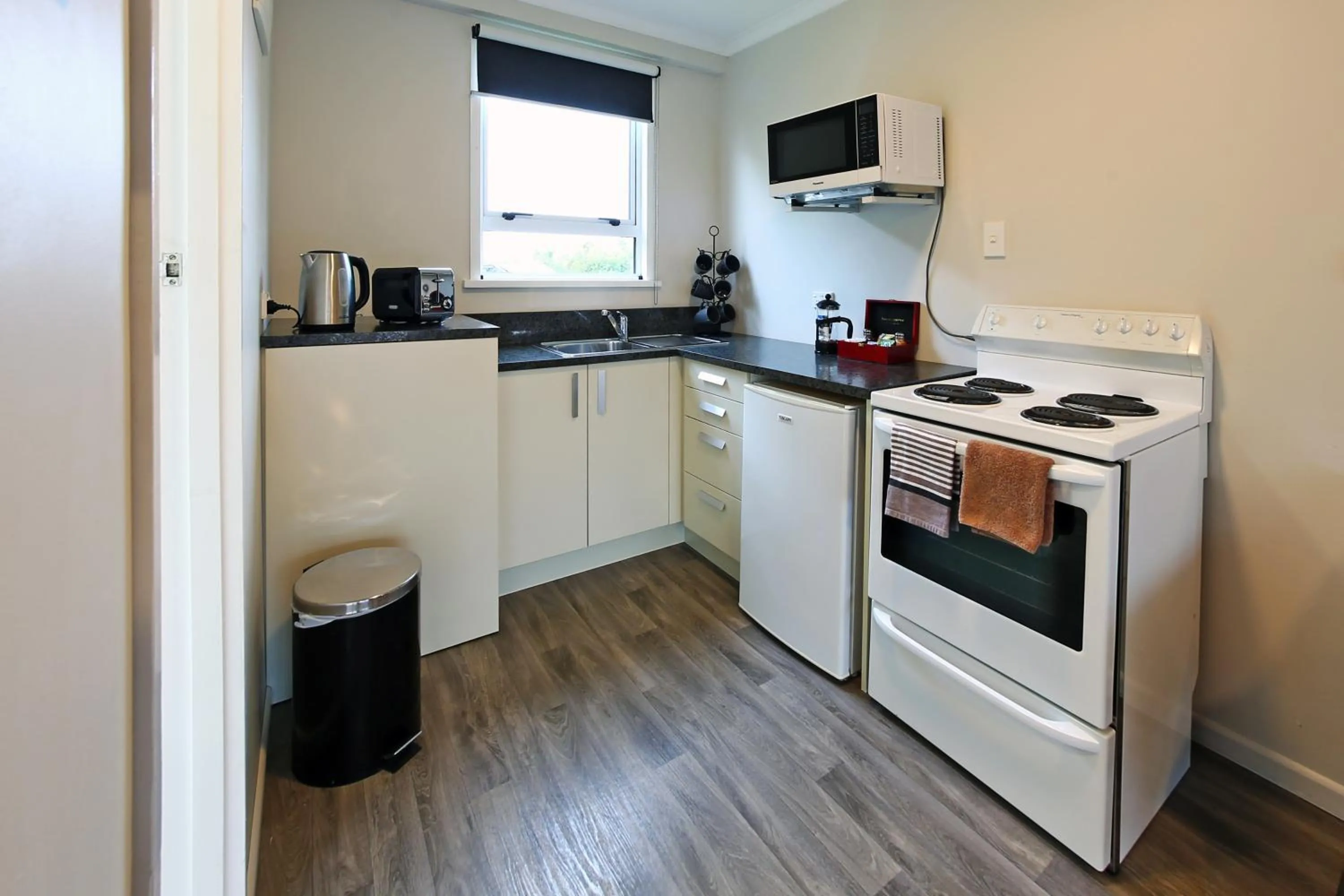 Kitchen or kitchenette in 289 Midway Motel